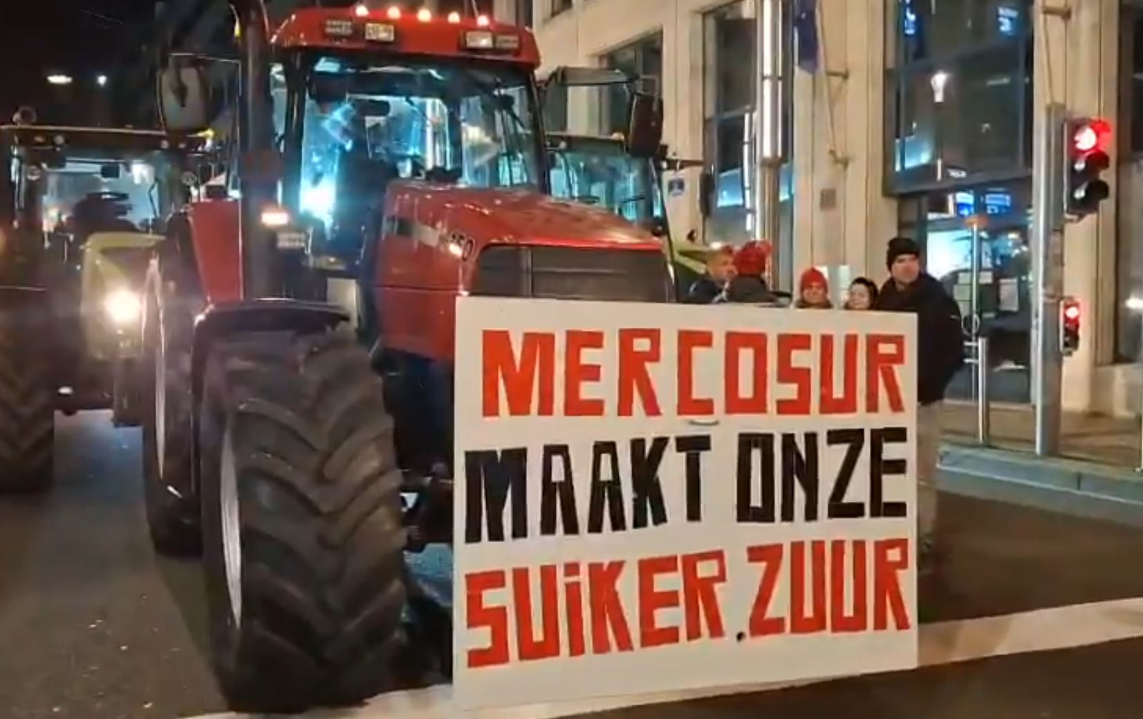 «Σκηνικό Αντίστασης: Εκατοντάδες Τρακτέρ Υποδέχονται το Ευρωπαϊκό Συμβούλιο – Τι Συμβαίνει;» «Σκηνικό Αντίστασης: Εκατοντάδες Τρακτέρ Υποδέχονται το Ευρωπαϊκό Συμβούλιο – Τι Συμβαίνει;»