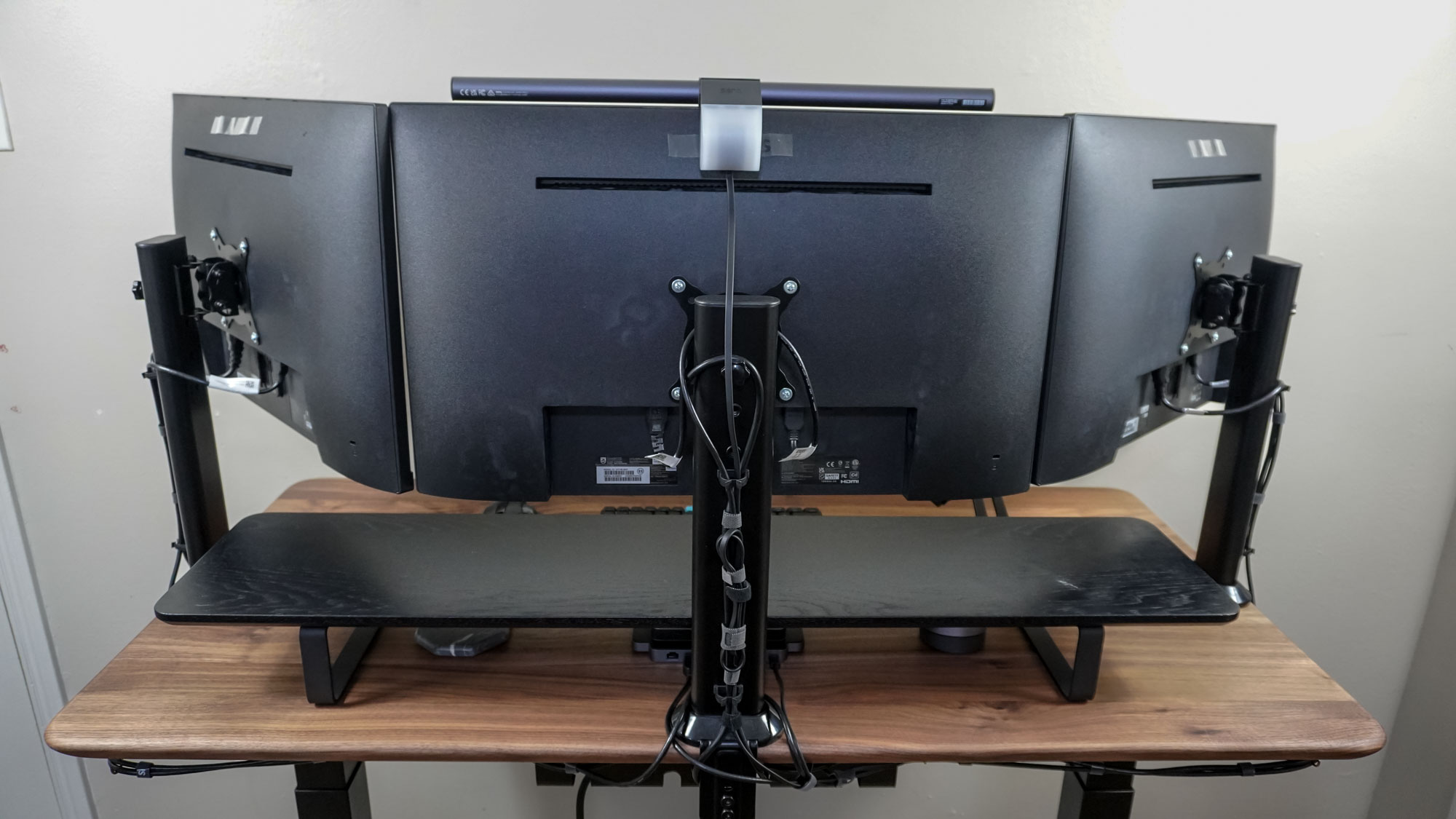 Αγοράζοντας το καινούργιο μου αυτοκίνητο: Δείτε γιατί το Dash Cam ήταν η πιο κρίσιμη (και απαιτητική) επιλογή! Μια ρύθμιση τριπλής οθόνης που φαίνεται από πίσω δείχνει τη διαχείριση καλωδίων της