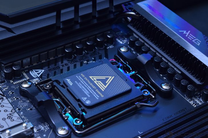 Ένα κοντινό πλάνο της μητρικής πλακέτας MSI MEG Z790 ACE MAX με το λογότυπο «MSI Enthusiast Gaming» και ένα εμφανές κείμενο «Core Boost».