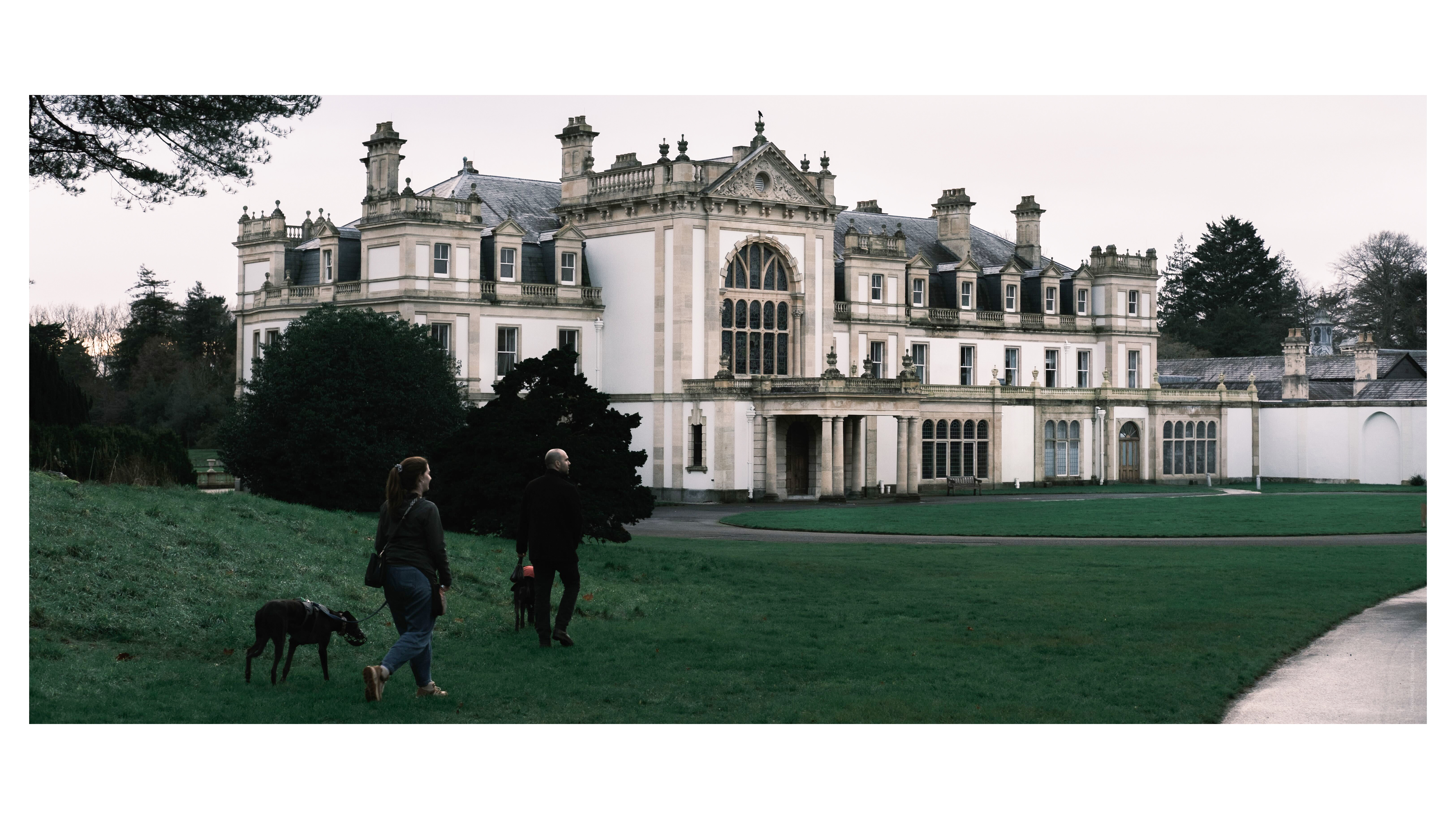 «Αγόρασα μια 5χρονη Fujifilm και ανακάλυψα τον ΚΑΛΥΤΕΡΟ θησαυρό! Μην πιστεύετε ότι το νέο είναι πάντα καλύτερο!» Μια εικόνα ενός αρχοντικού σπιτιού τραβηγμένη σε Fujifilm X-E4