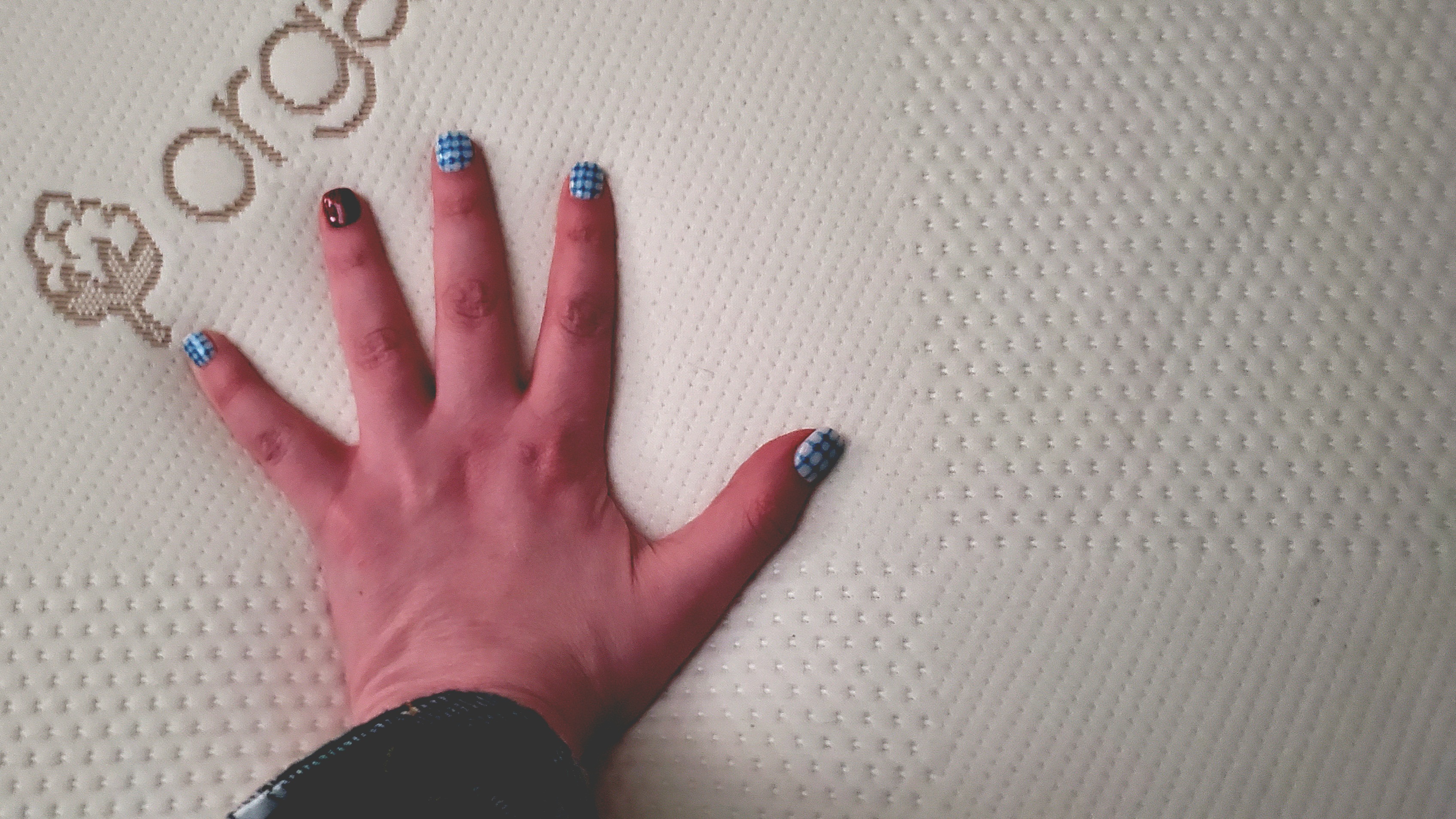 Κινηματογράφηση σε πρώτο πλάνο με κάλυμμα στρώματος από αφρό Saatva, με νύχια Wizard of Oz