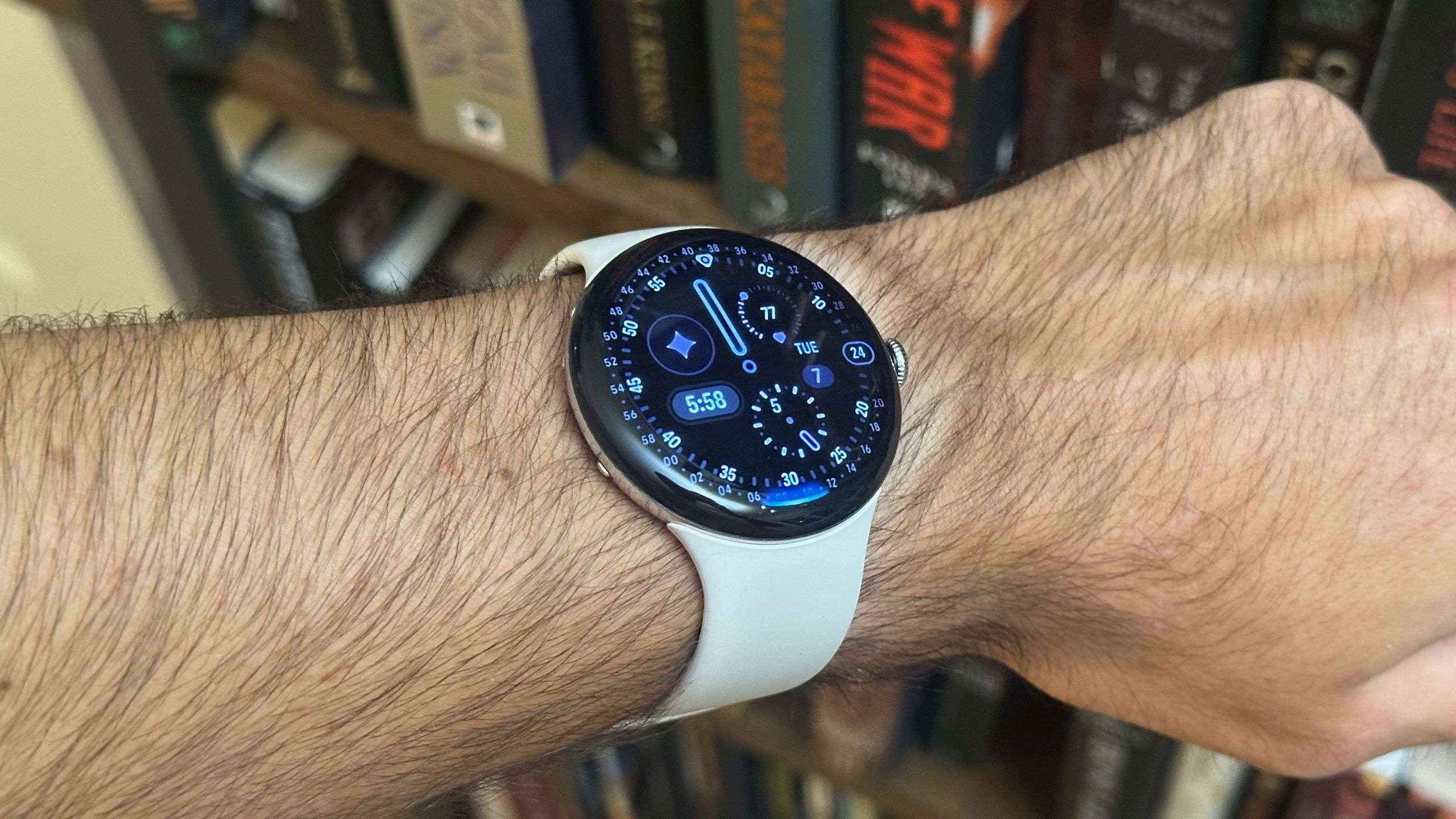 Η ενημέρωση Δεκεμβρίου Pixel Watch 4 προσθέτει χειρονομίες με το ένα χέρι και αναβαθμίζει ένα βασικό εργαλείο Gemini
