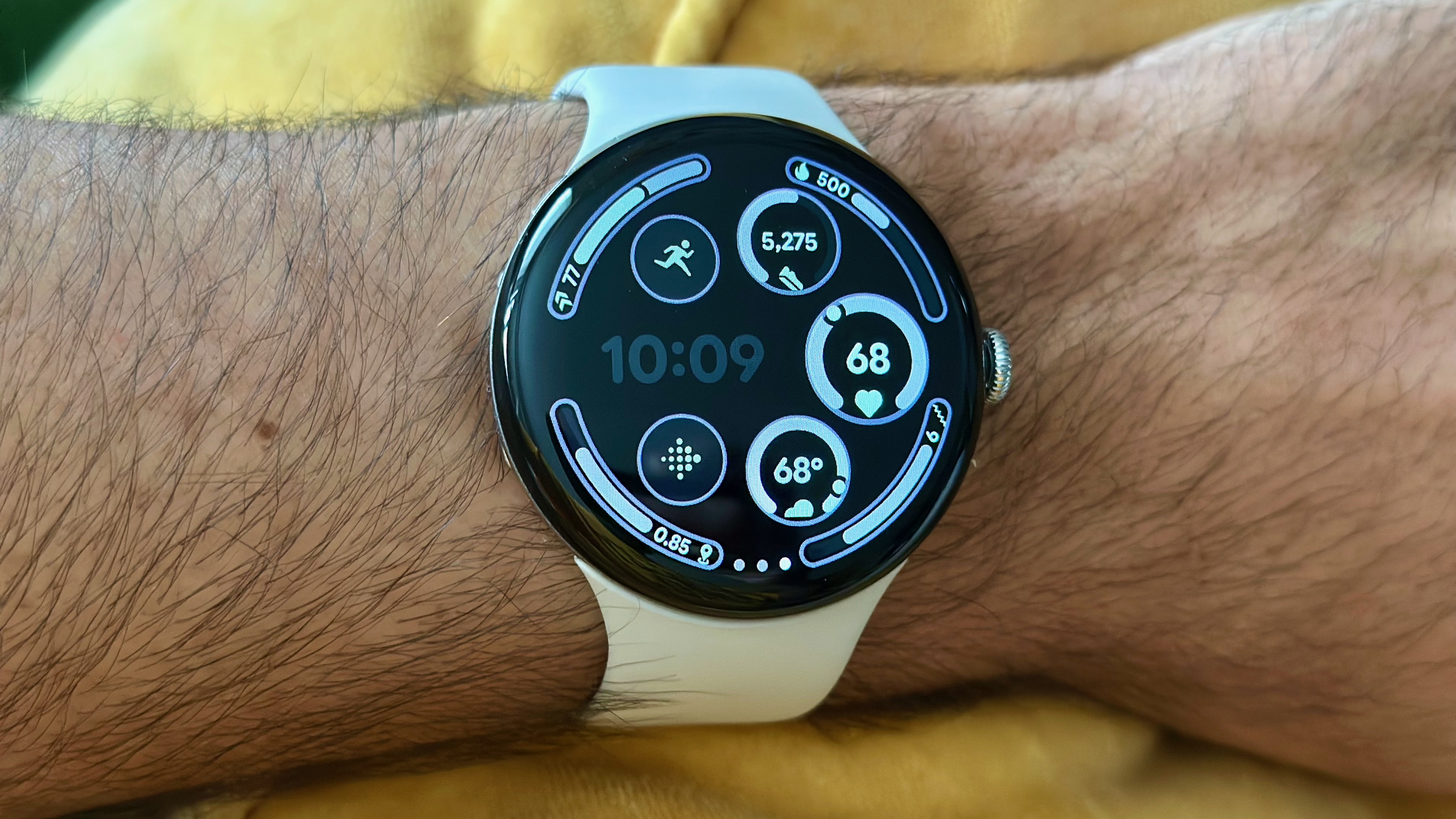 Επεξεργασία των επιπλοκών του ενεργού ρολογιού στο Google Pixel Watch 4.