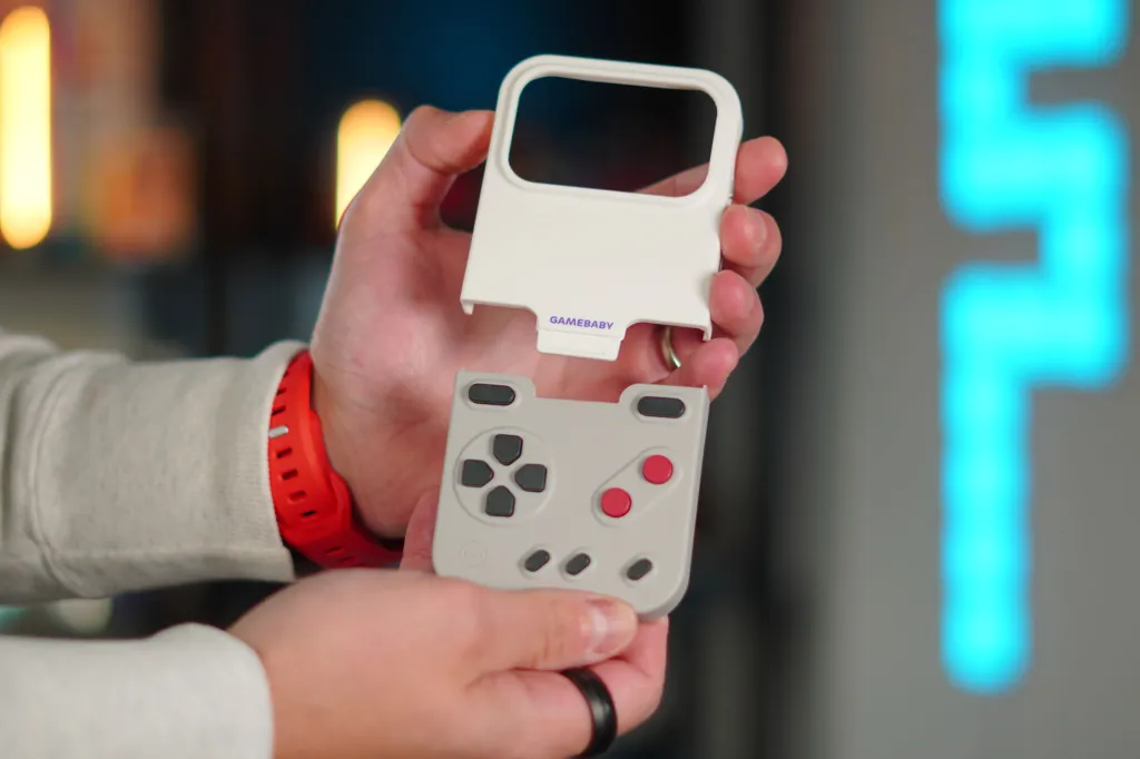 Αυτή η θήκη iPhone μετατρέπει το τηλέφωνό σας σε μια ρετρό κονσόλα με κουμπιά Αυτή η θήκη iPhone μετατρέπει το τηλέφωνό σας σε μια ρετρό κονσόλα με κουμπιά