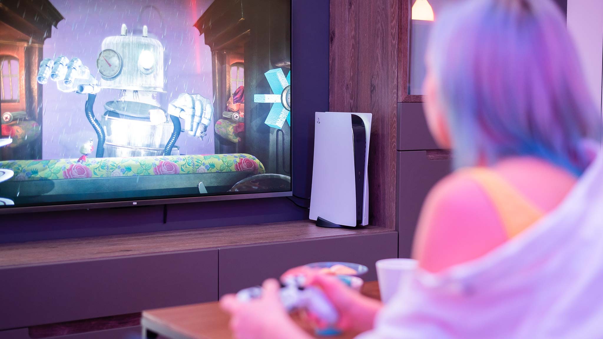 «Αγόρασες PS5; Αυτές είναι οι 7 μυστικές ρυθμίσεις που ΠΡΕΠΕΙ να αλλάξεις αμέσως!» Κορίτσι που παίζει PS5