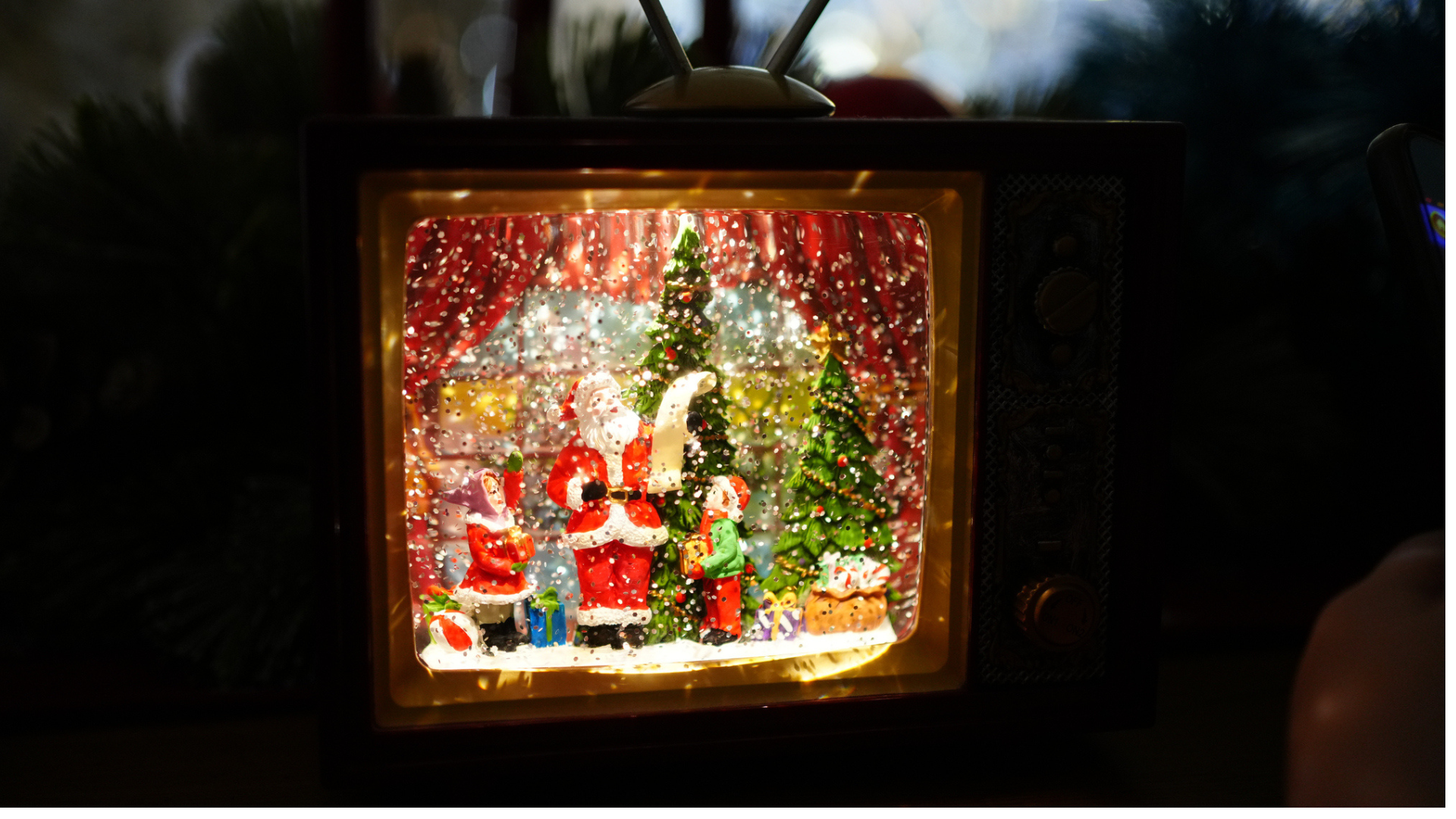 Χριστουγεννιάτικη διακόσμηση σε ένα σκοτεινό δωμάτιο