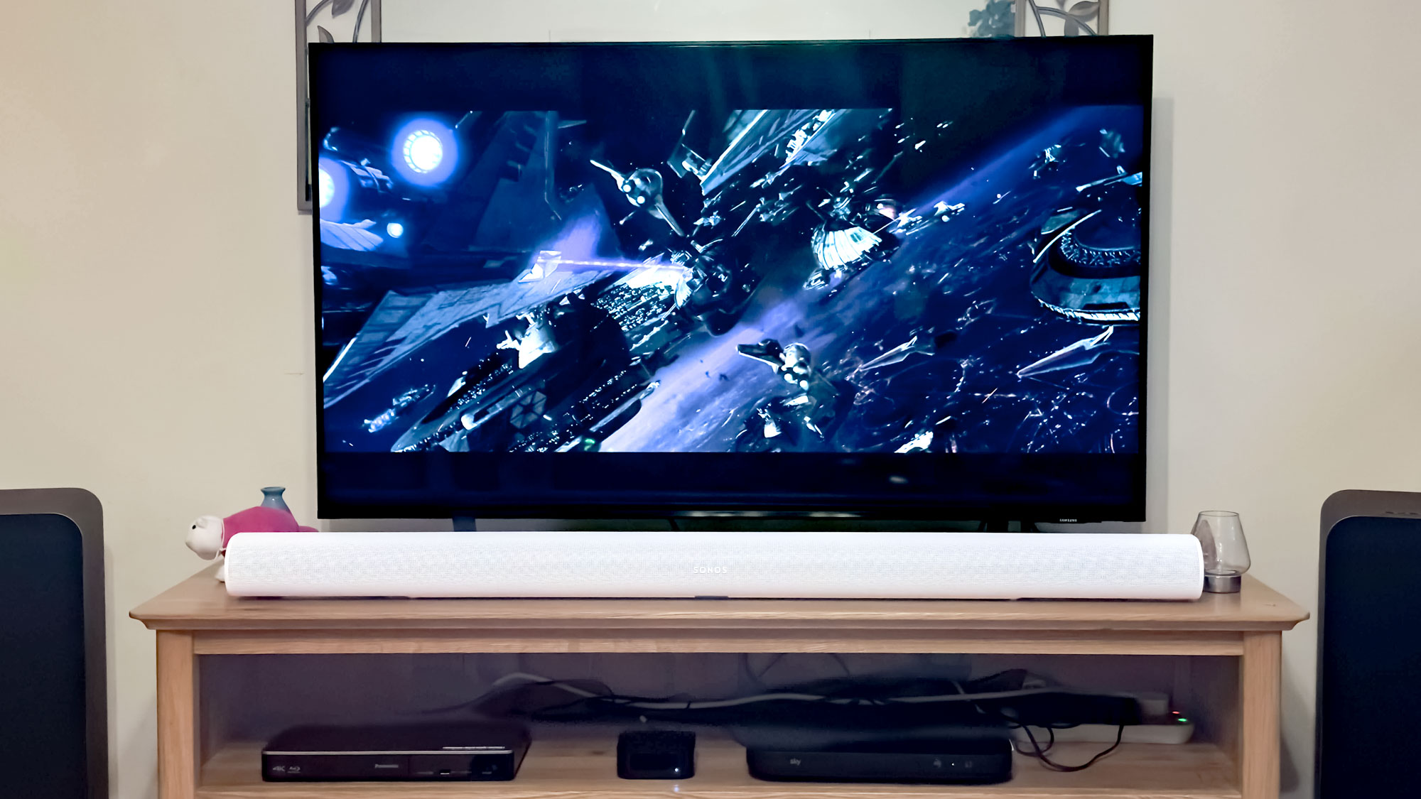 Sonos Arc Ultra κάτω από τηλεόραση