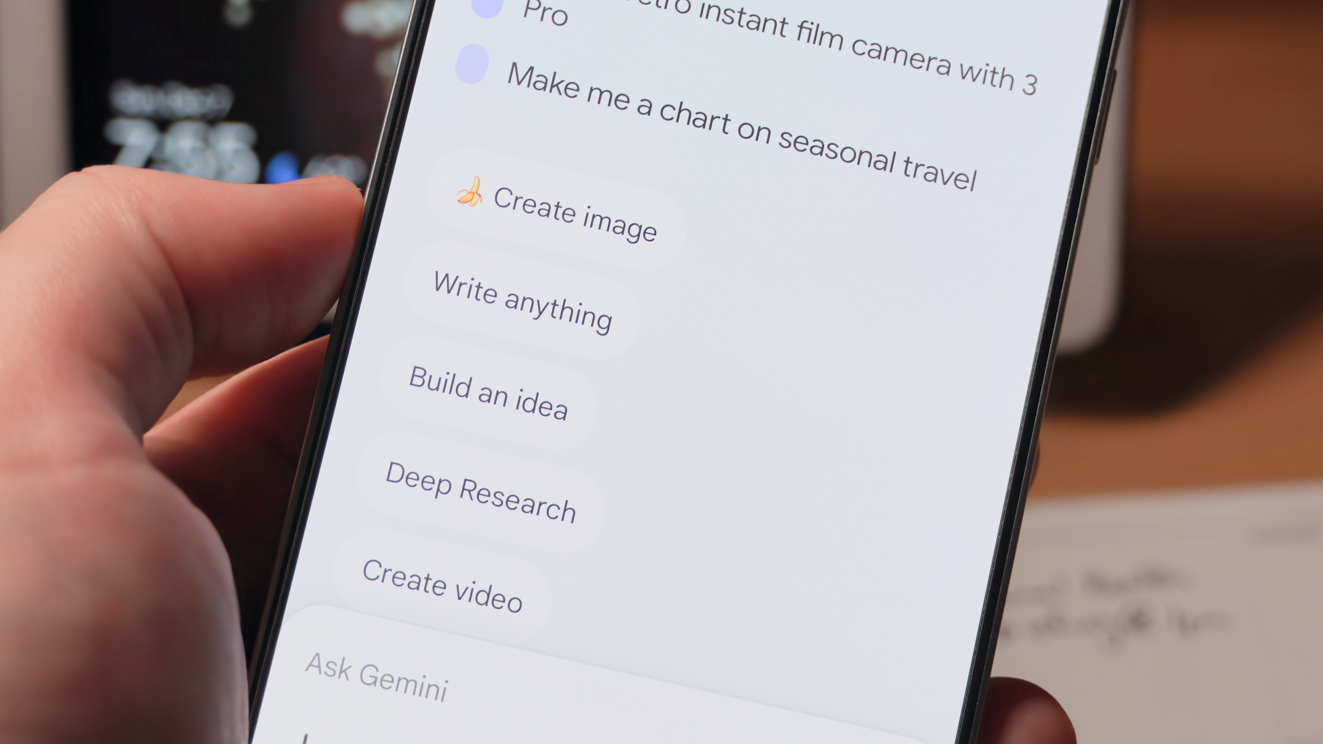 Χρησιμοποιώντας τα νέα μοντέλα Gemini 3 και Nano Banana Pro στην εφαρμογή Gemini.