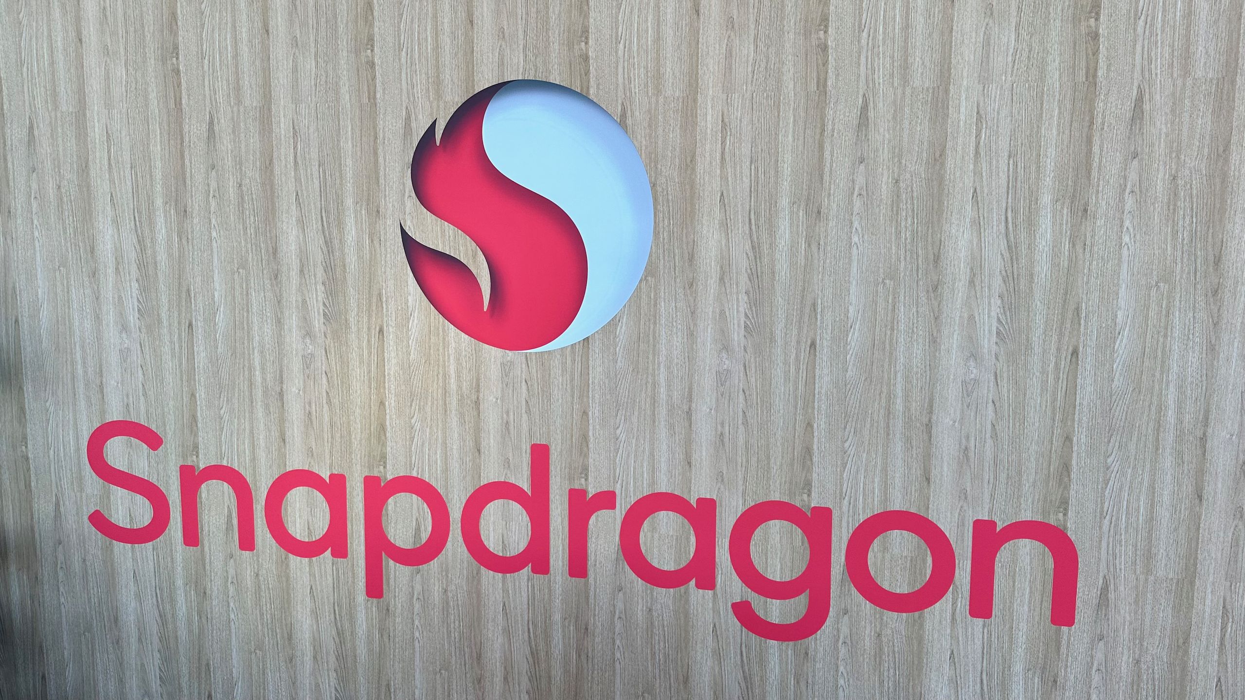 Η Qualcomm διπλασιάζεται με δύο τσιπ Snapdragon για τη νέα εποχή mid-range