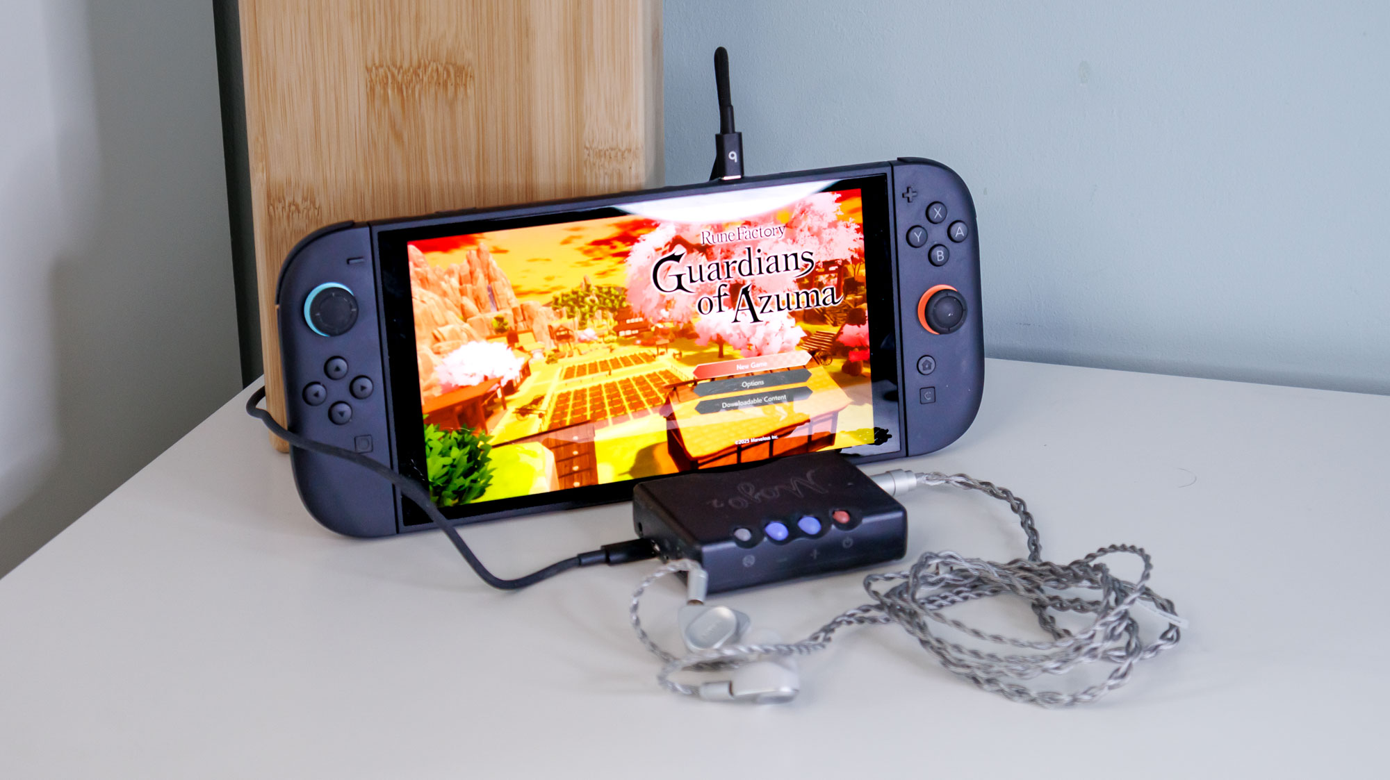 Το Nintendo Switch 2 δίπλα σε ένα DAC με μερικά συνδεδεμένα ακουστικά
