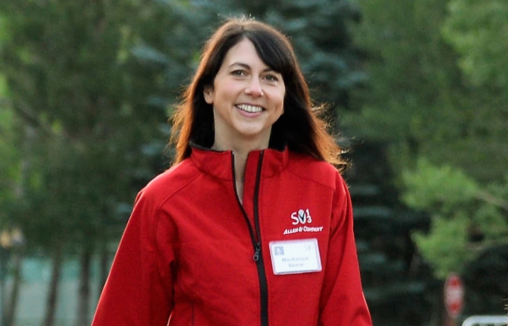 Σοκάρουν οι δωρεές της ΜακΚένζι Σκοτ Μπέζος το 2025 – Έσπασε όλα τα ρεκόρ στην φιλανθρωπία!