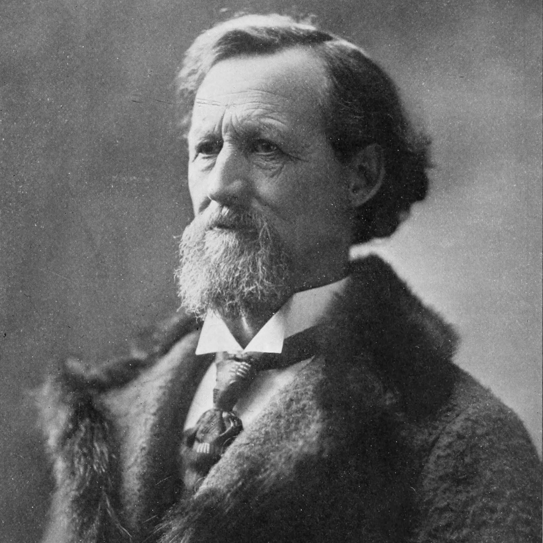 Η παράξενη ιστορία της Άγριας Δύσης του πρώτου υβριδίου αγελάδας-βουβάλου Μια vintage, ασπρόμαυρη φωτογραφία ενός άνδρα που φαίνεται να είναι στα 60 του. Ποζάρει σε τέταρτο προφίλ, έχει μούσι και φοράει γραβάτα, λευκό πουκάμισο και γούνινο σακάκι.