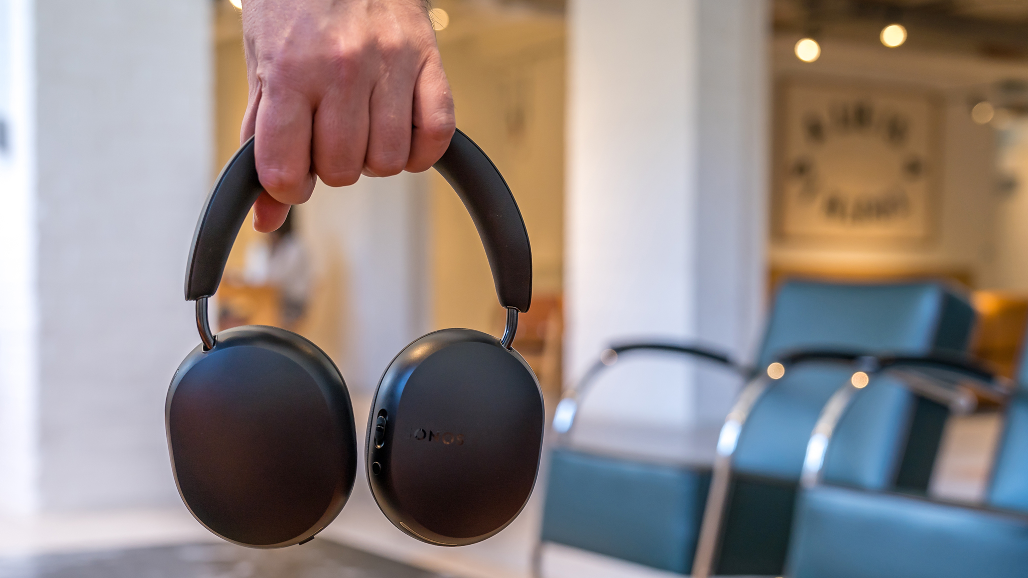 Μεταφορά ακουστικών Sonos Ace από κεφαλόδεσμο.