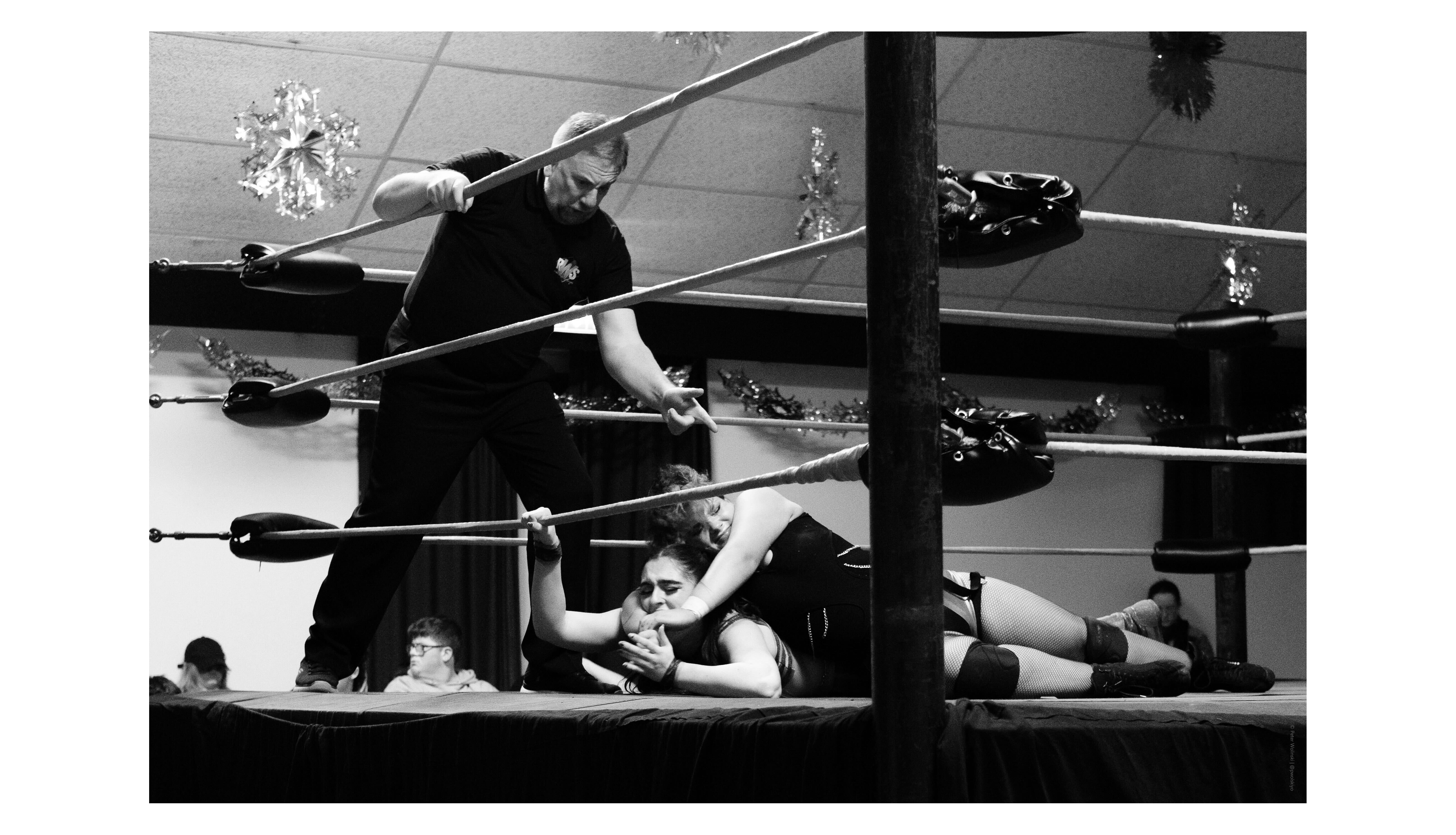 «Αγόρασα μια 5χρονη Fujifilm και ανακάλυψα τον ΚΑΛΥΤΕΡΟ θησαυρό! Μην πιστεύετε ότι το νέο είναι πάντα καλύτερο!» Ασπρόμαυρη φωτογραφία αγώνα πάλης