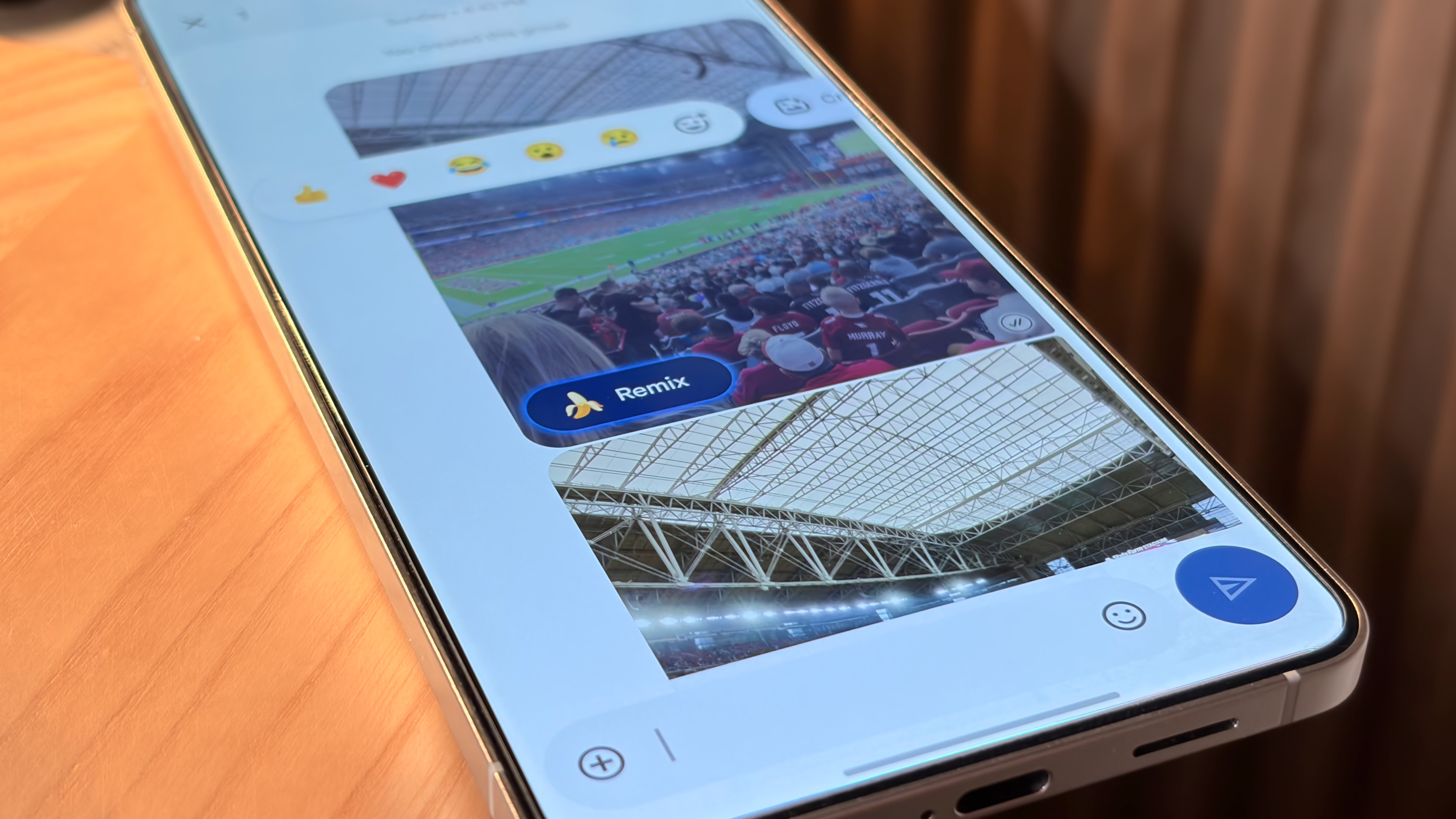 Χρήση της δυνατότητας Remix στο Google Messages σε τηλέφωνο Samsung.