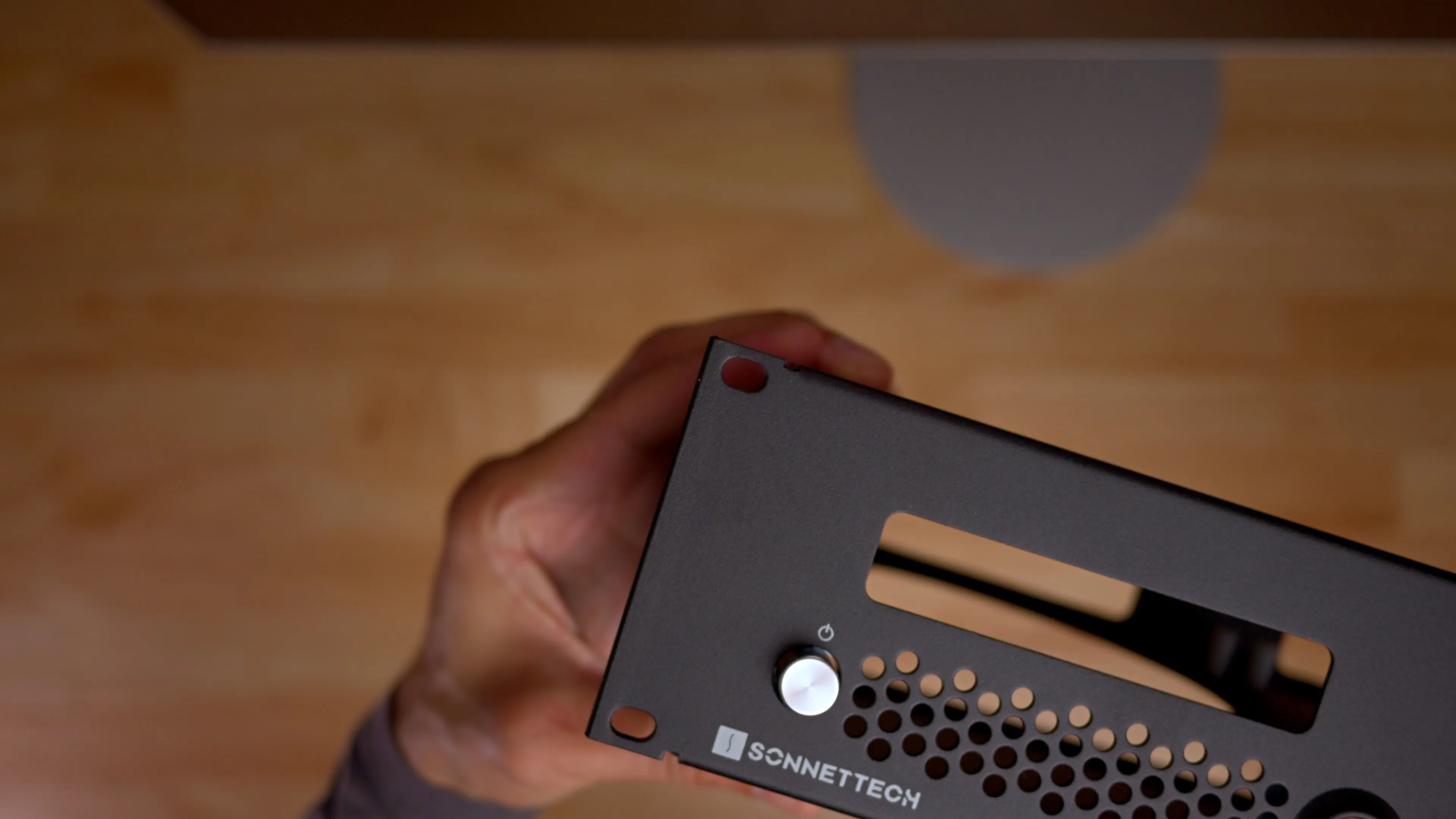Μίνι περίβλημα Sonnet RackMac στο χέρι με κουμπί λειτουργίας