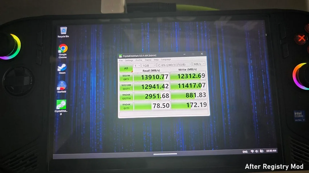 Μια φορητή συσκευή εμφανίζει αποτελέσματα CrystalDiskMark 8.0.4 x64, με διαδοχικές ταχύτητες ανάγνωσης και εγγραφής 13910,77 MB/s και 12312,69 MB/s, αντίστοιχα, με την ετικέτα «After Registry Mod».
