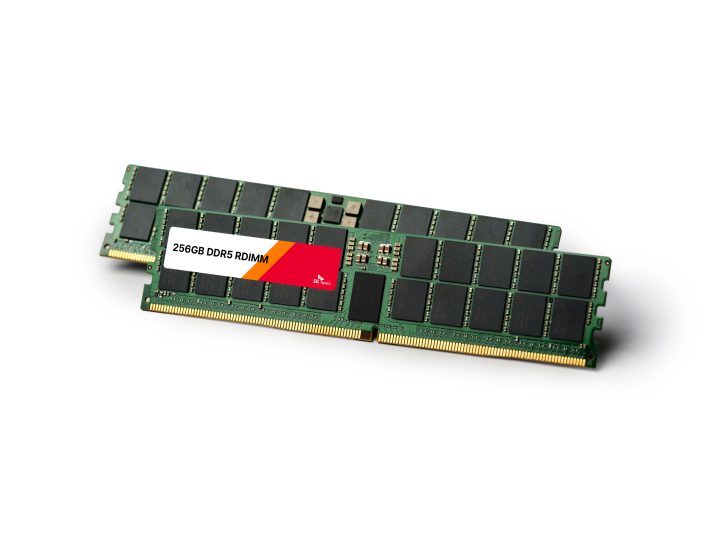 Μια μονάδα μνήμης SK Hynix με την ένδειξη «256 GB DDR5 RDIMM» τοποθετημένη σε άλλη παρόμοια μονάδα.