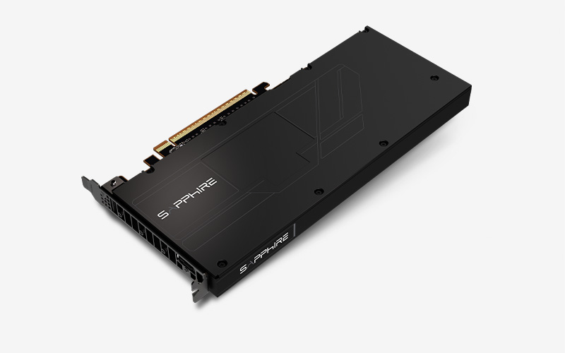 Μια μαύρη κάρτα γραφικών Sapphire με εμφανές σήμα στην πίσω πλάκα.