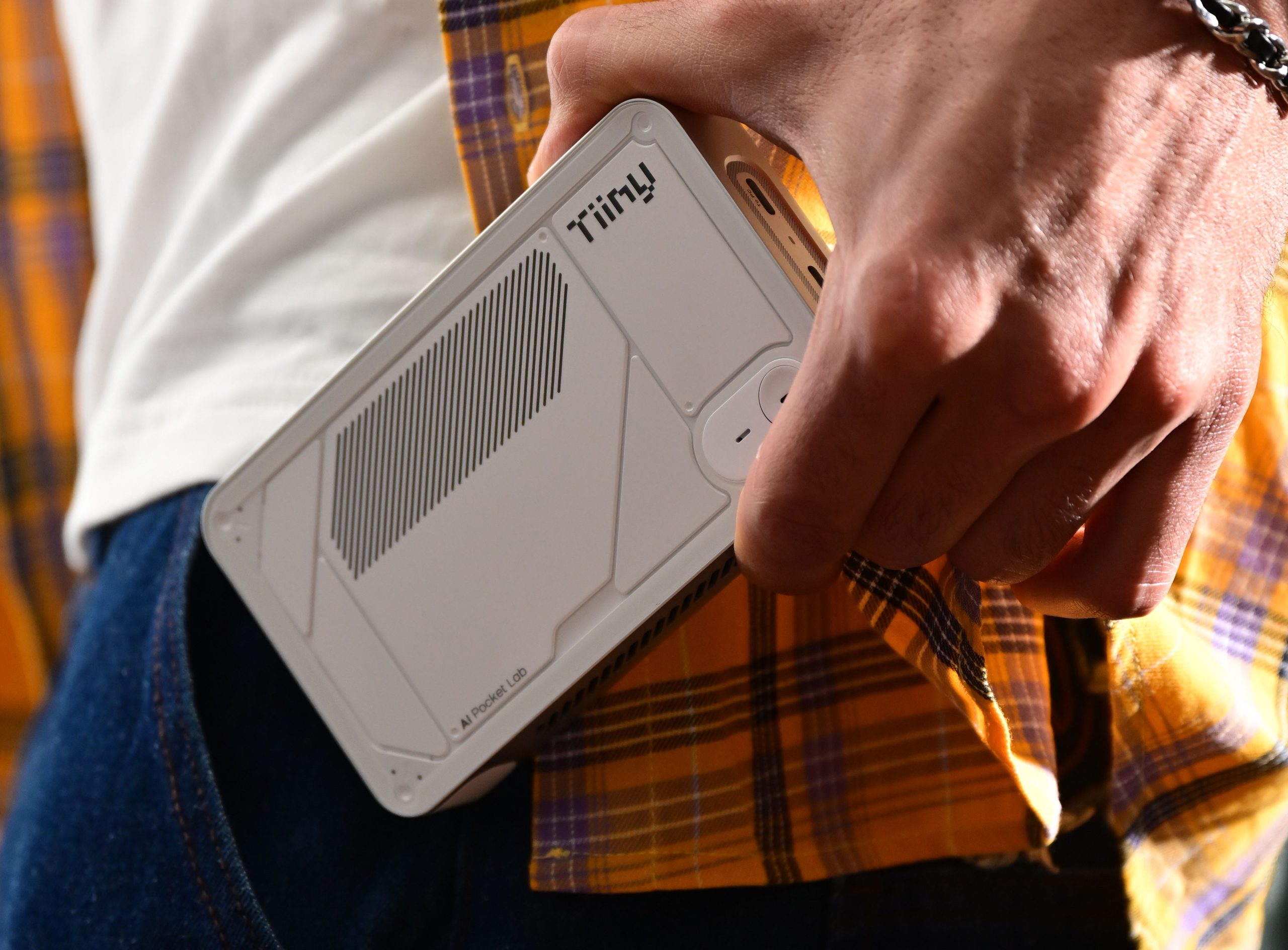 Γνωρίστε τον μικρότερο «υπερυπολογιστή» στον κόσμο από την Tiiny AI. Ένα μηχάνημα αρκετά τολμηρό για να τρέχει 120B μοντέλα AI ακριβώς στην παλάμη του χεριού σας