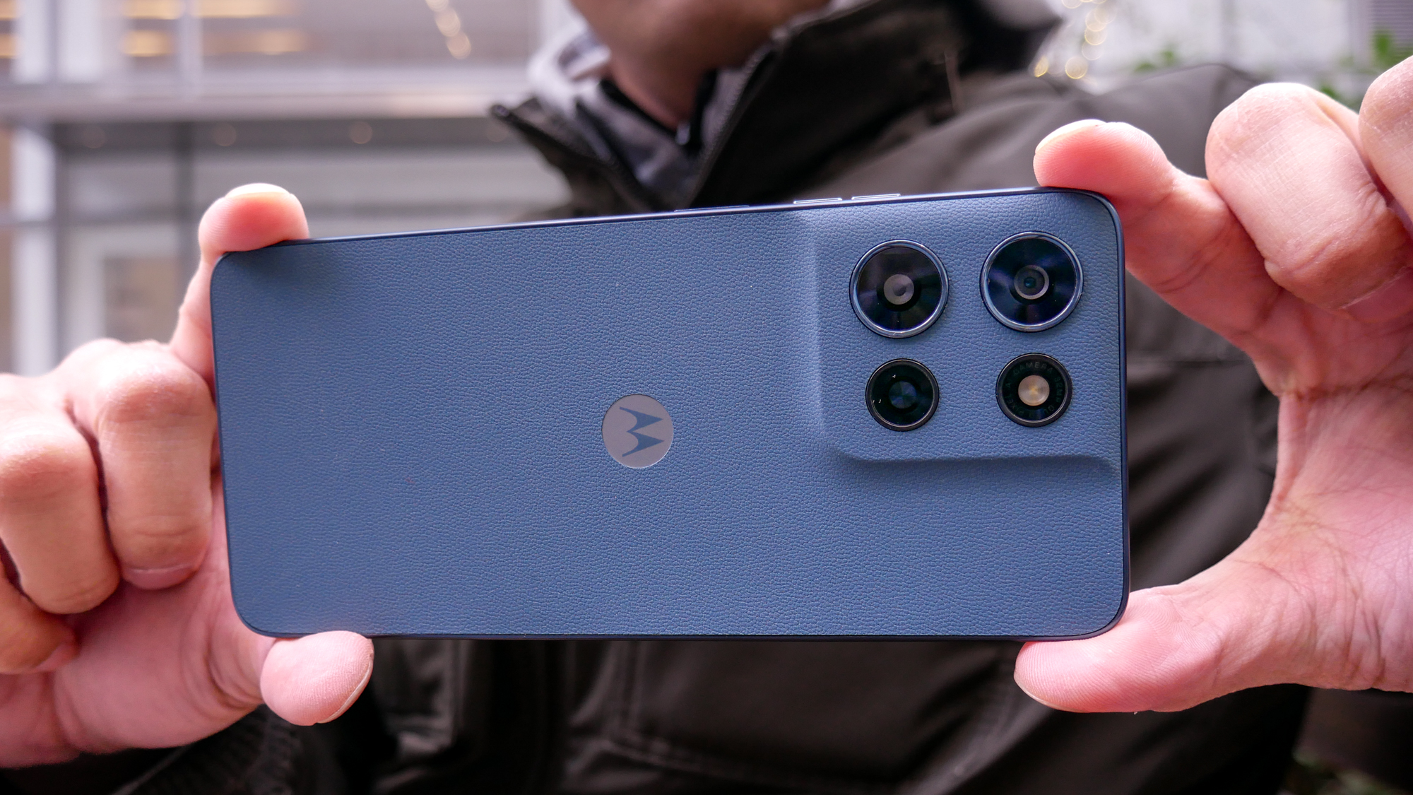 Το Motorola Moto G Play (2026) κρατιέται στο χέρι για να τραβήξετε μια φωτογραφία.