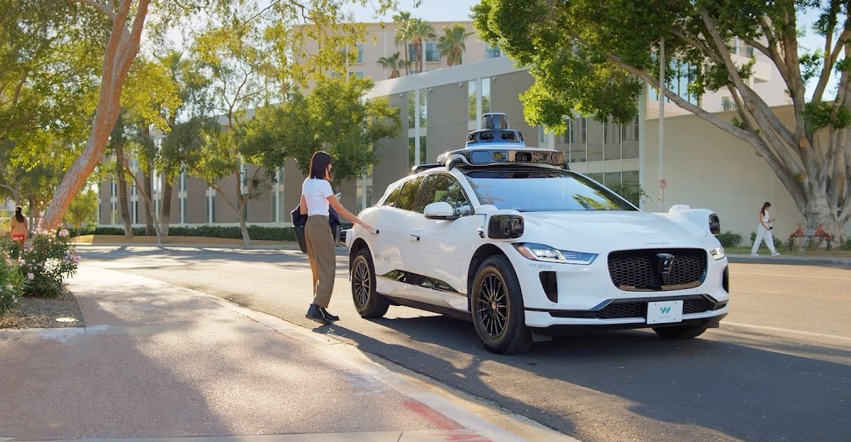 Το Waymo έχει 450.000 εβδομαδιαίες βόλτες με ρομποτάξι