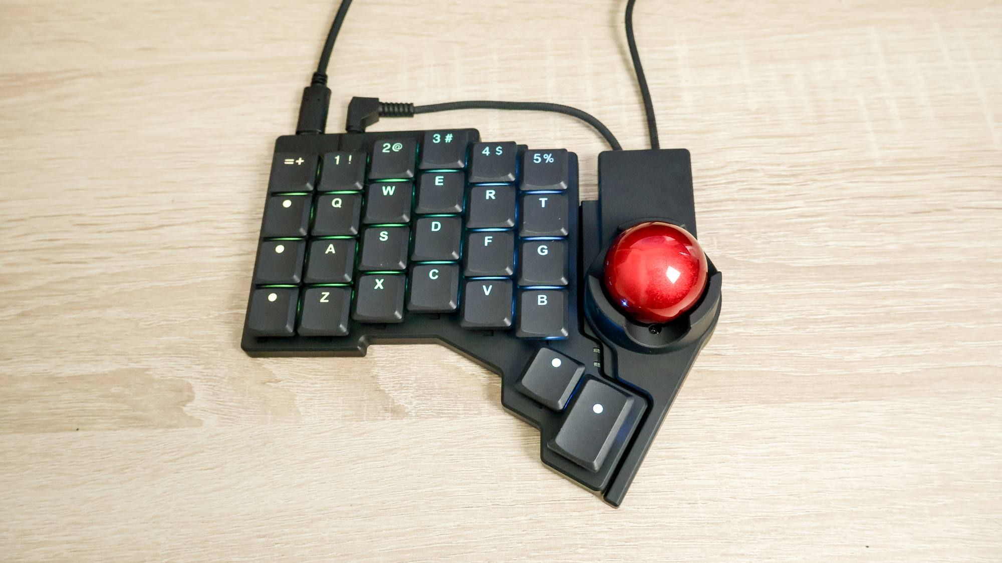 Πληκτρολόγιο ZSA Voyager με Navigator (trackball) σε ένα γραφείο