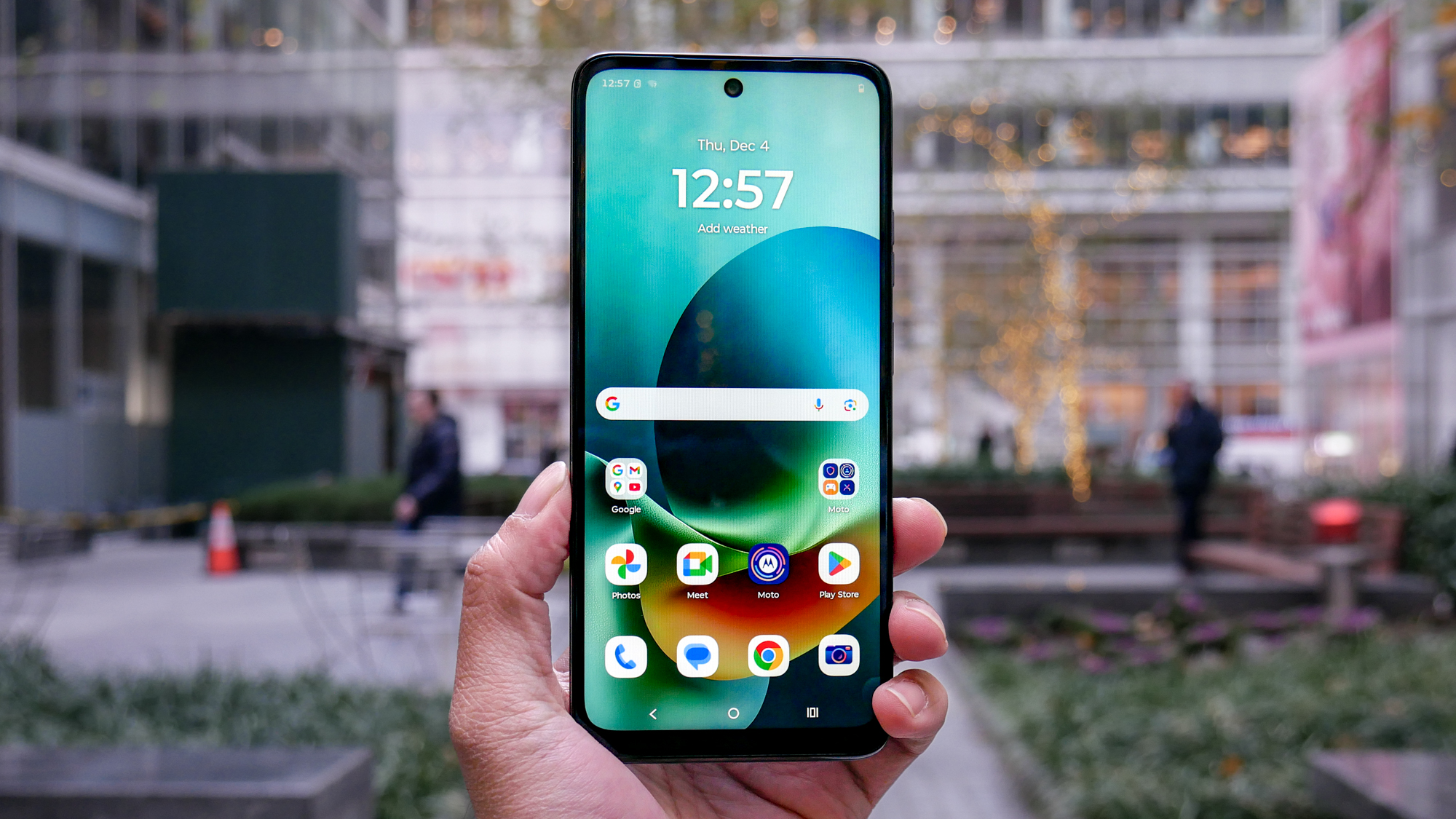 Motorola Moto G Play (2026) κρατημένο στο χέρι.