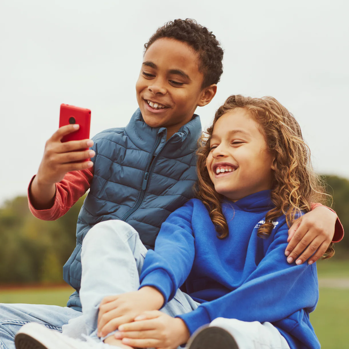 Ανακαλύψτε το XploraOne: Το Επαναστατικό Υβριδικό Κινητό για Παιδιά που Θα Λατρέψουν!