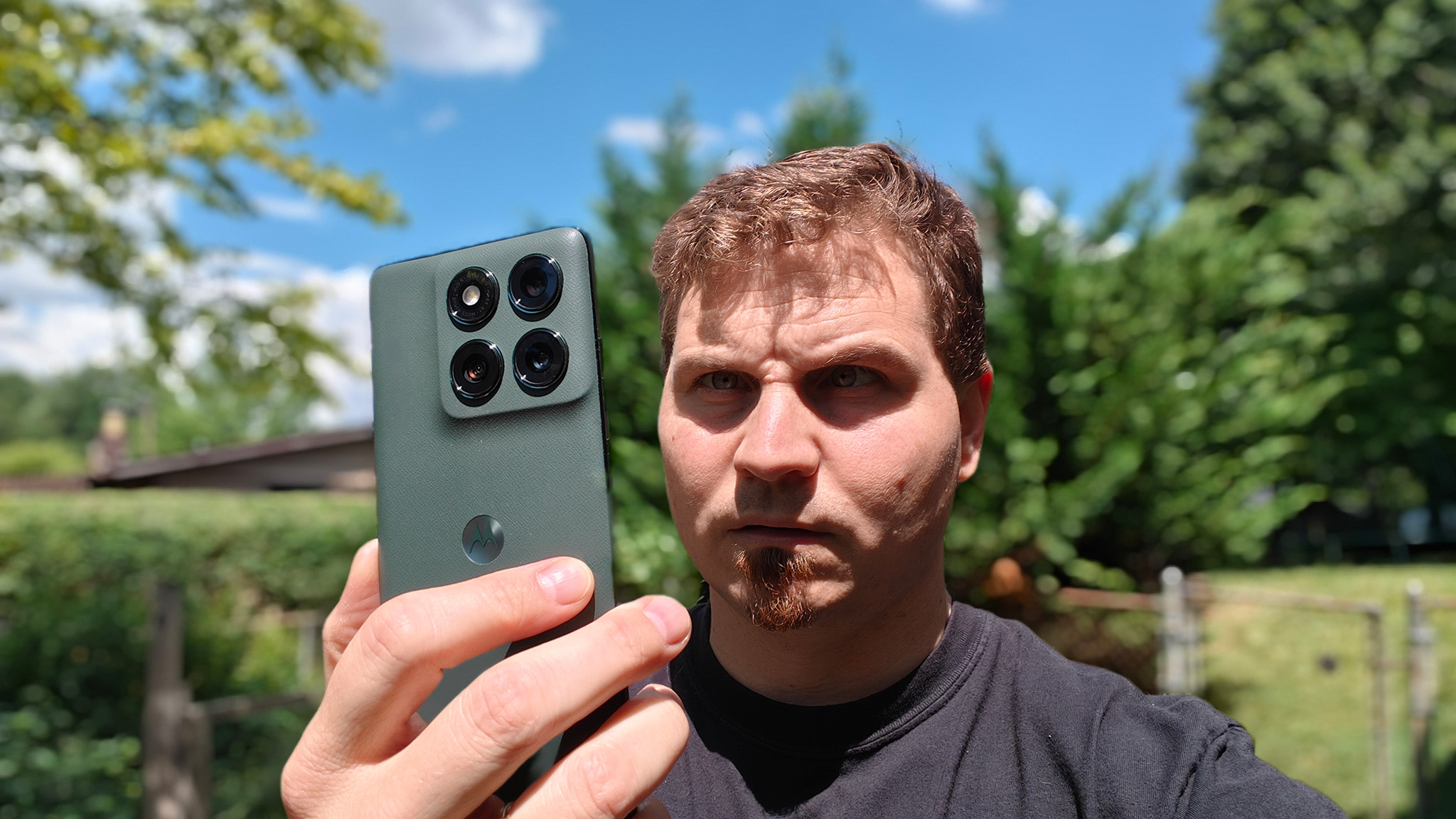 Κοιτάζοντας με δυσπιστία ένα Motorola Edge 2025