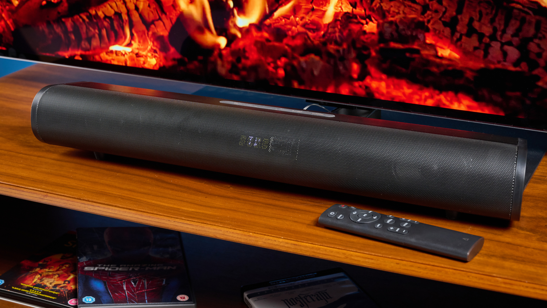 η δημιουργική μπάρα ήχου και το υπογούφερ της δημιουργικής σκηνής, ένα σύστημα οικιακού κινηματογράφου εξαιρετικά προϋπολογισμού με 2,1 κανάλια και ένα τηλεχειριστήριο που φωτογραφίζεται σε ξύλινη βάση τηλεόρασης με τηλεόραση πίσω