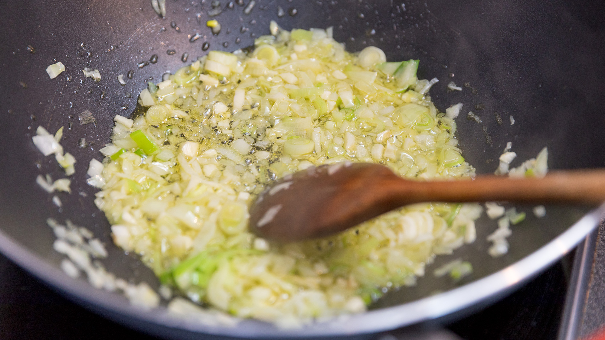 Τηγανίζοντας κρεμμύδια στο τηγάνι