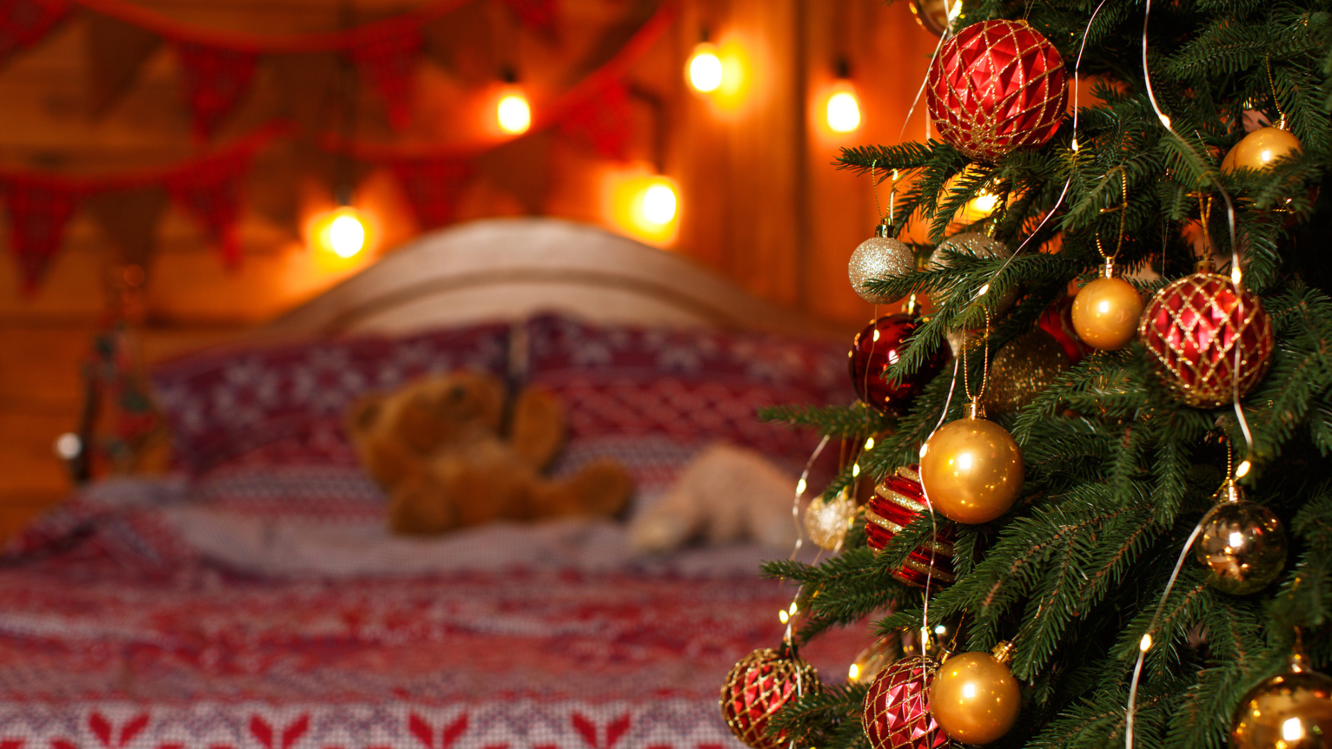 Χριστουγεννιάτικα στολίδια και ένα δέντρο στην κρεβατοκάμαρα