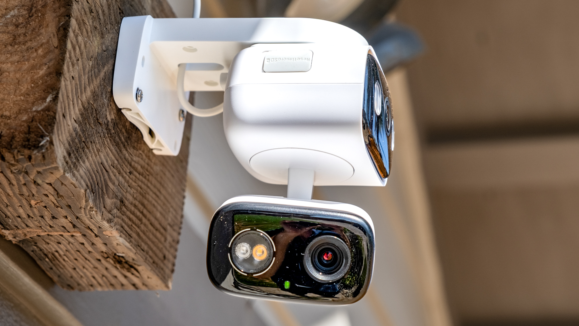 TP-Link Tapo C246D HybridCam Duo τοποθετημένο σε τοίχο