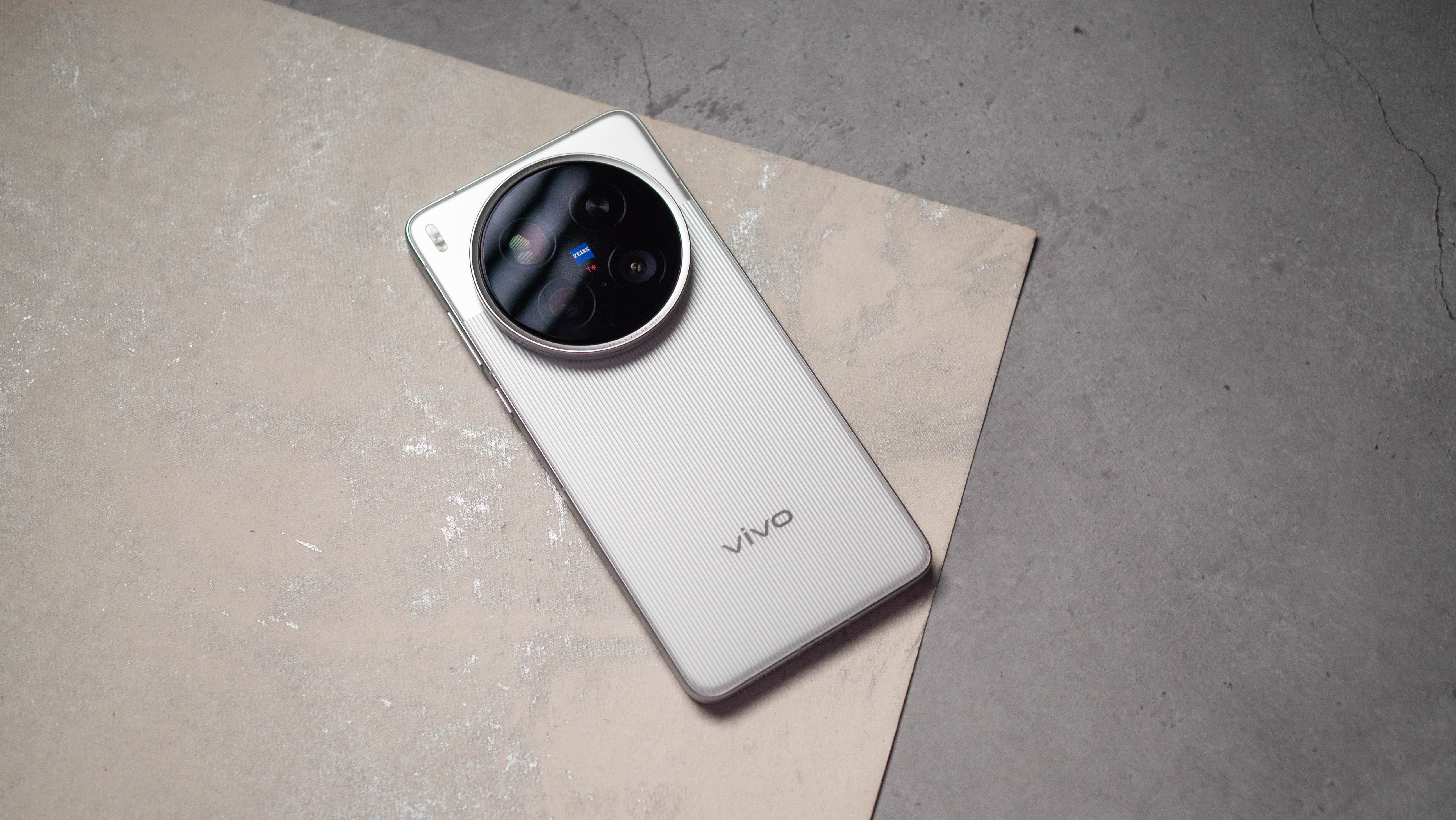 Vivo X200 Ultra πίσω όψη σε γκρι φόντο