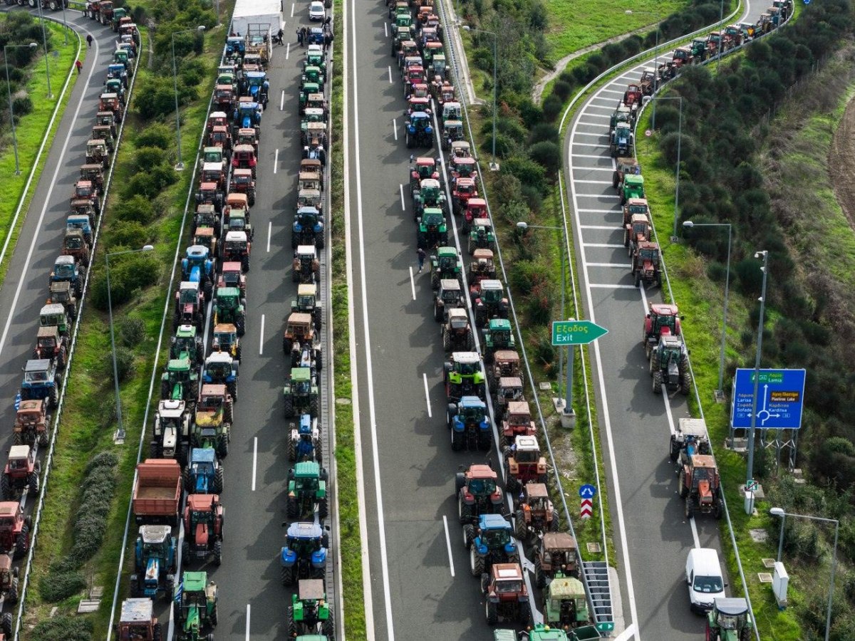 «Αγρότες Ξεσηκώνονται: Η Κυβέρνηση Κλείνει τους Δρόμους – Συνεχίζουμε τις Μαζικές Κινητοποιήσεις!»