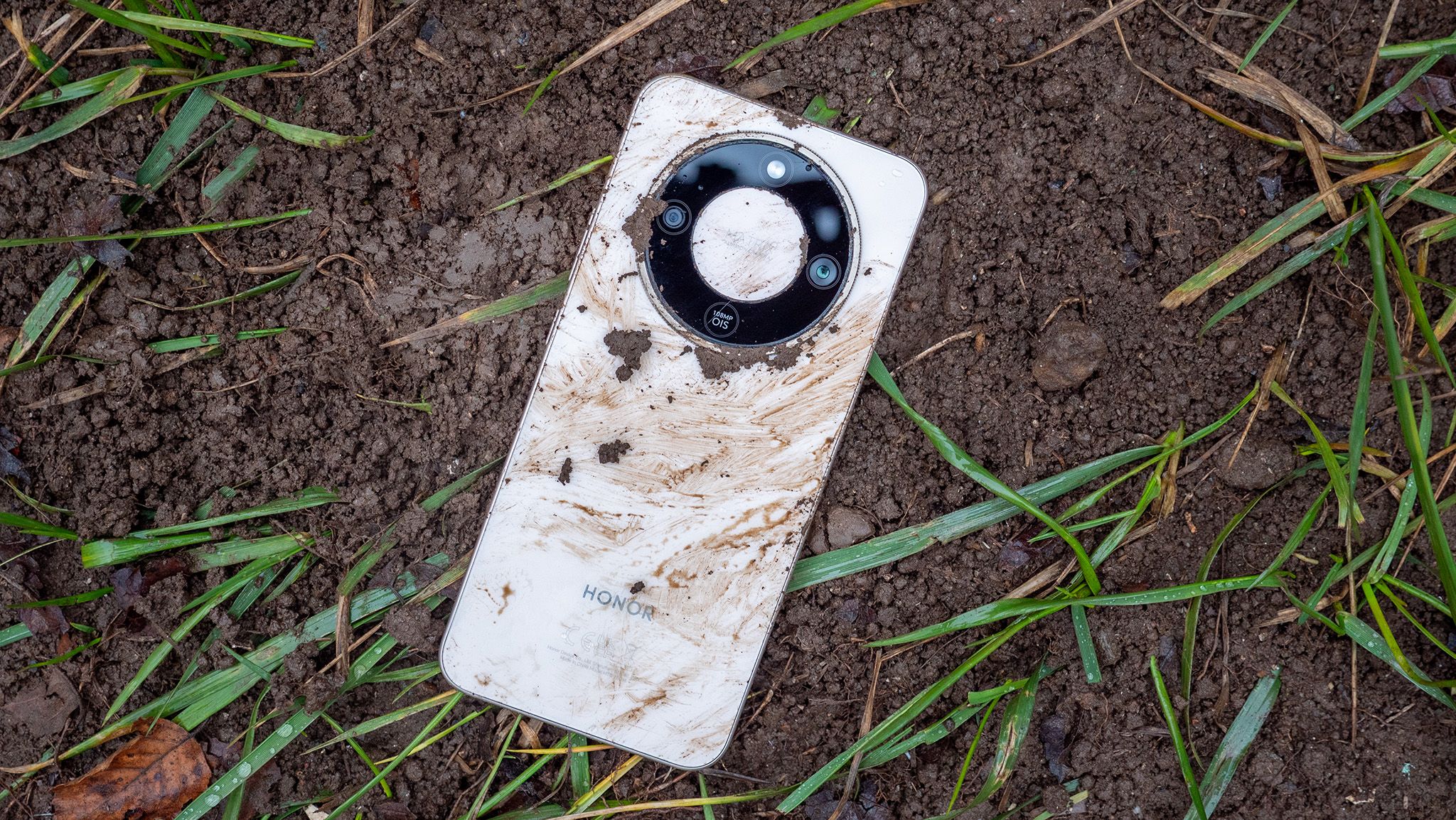 Over the past few weeks, I’ve learned the Honor Magic 8 Lite is nearly impossible to kill thanks to its 7500mAh battery, built-in drop resistance, and IP69K rating that rivals the most expensive flagships