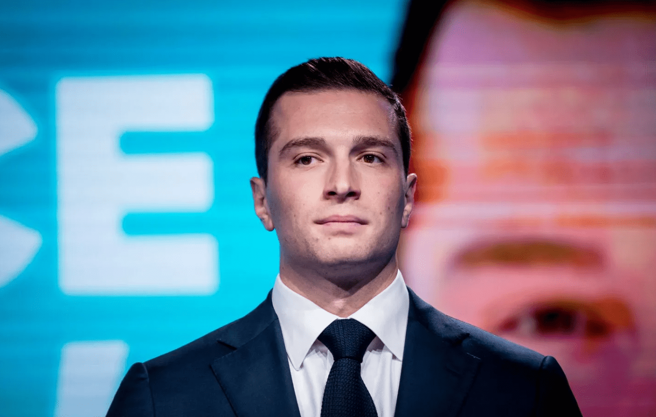 «Μπαρντελά: Αλήθεια, Θαυμάζει ή Ρίχνει Χαστούκι στον Ντόναλντ Τραμπ;» –