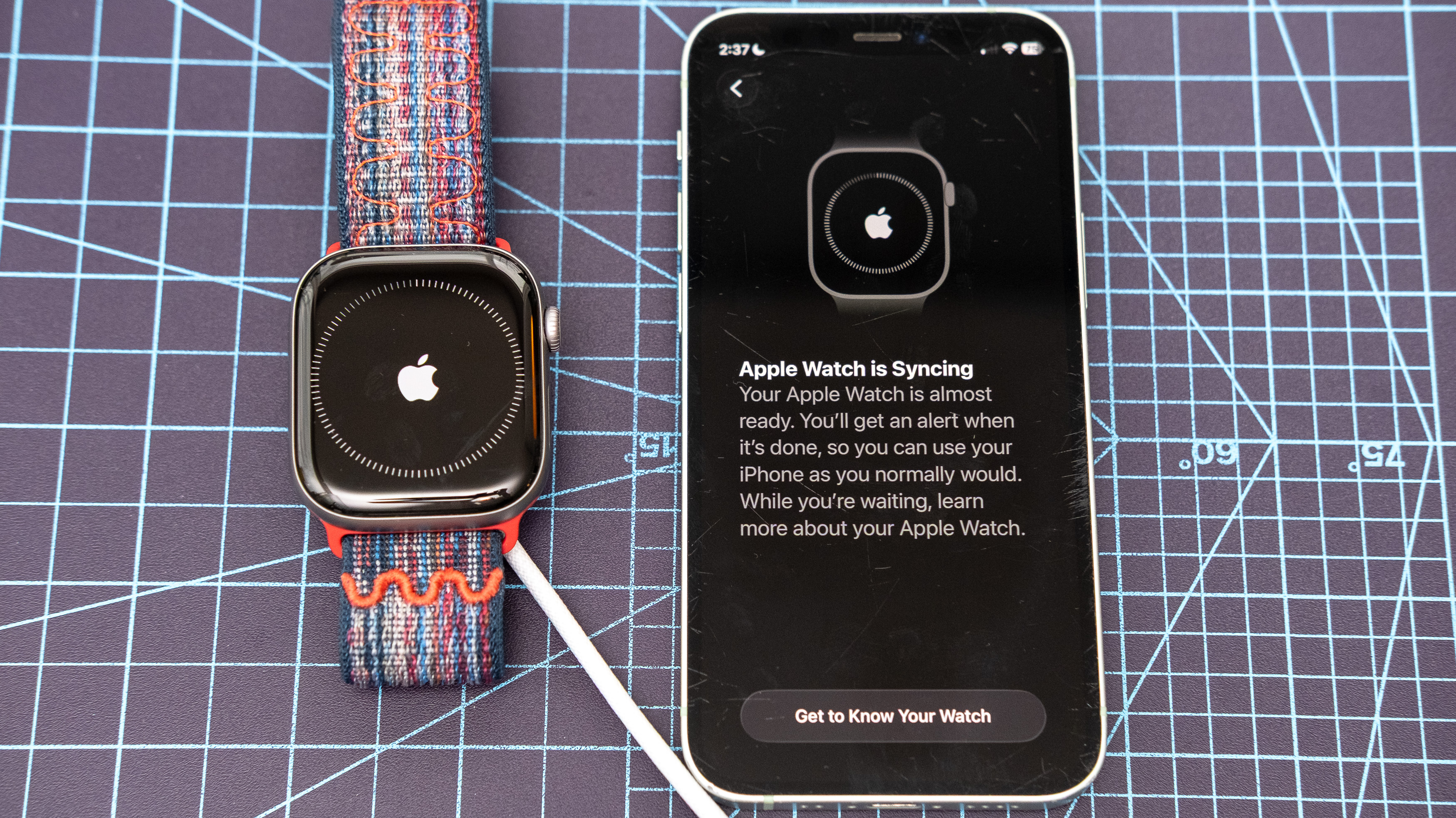 Κοντινό πλάνο Apple Watch Series 11 που δείχνει τη διαδικασία ρύθμισης και σύζευξης 
