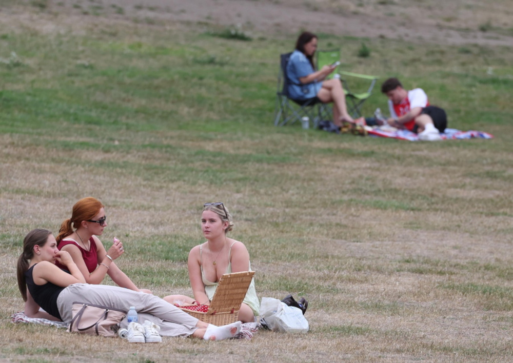 Σοκ και Δέος: Η Βρετανία Σημειώνει την Πιο Καυτή Χρονιά στην Ιστορία της με Θερμοκρασίες που Ξεπερνούν τους 10 Βαθμούς!