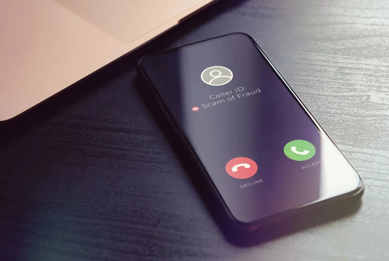 «Ανατριχιαστική Νέα Τηλεφωνική Απάτη: Πώς να Προστατευτείτε από την Επικίνδυνη Αναγνώριση Κλήσης!»