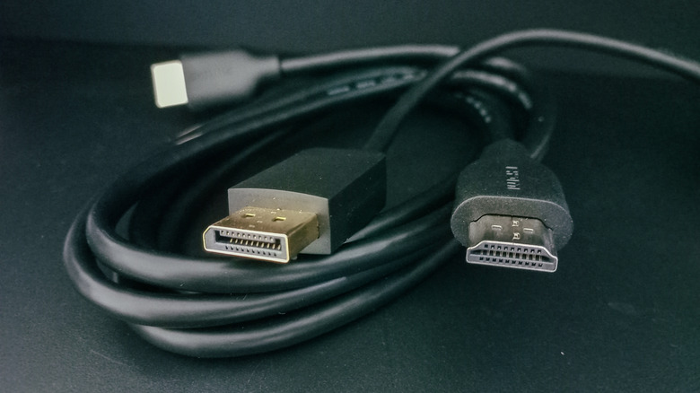 Μια δέσμη καλωδίων HDMI σε βρόχο, σε μαύρο φόντο.