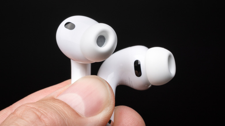 Ένα άτομο που κρατά ένα ζευγάρι AirPods Pro 3.