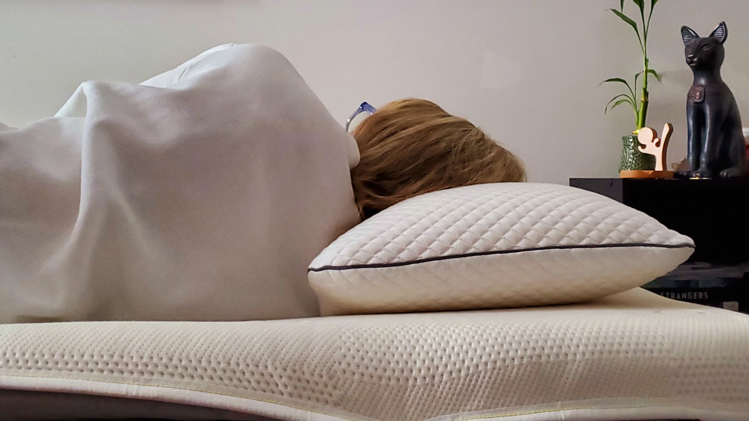 Η κύρια κριτική μας, η Alison, παίρνει έναν υπνάκο στο πλευρό της για να δοκιμάσει την άνεση ψύξης του Saatva Graphite Mattress Topper