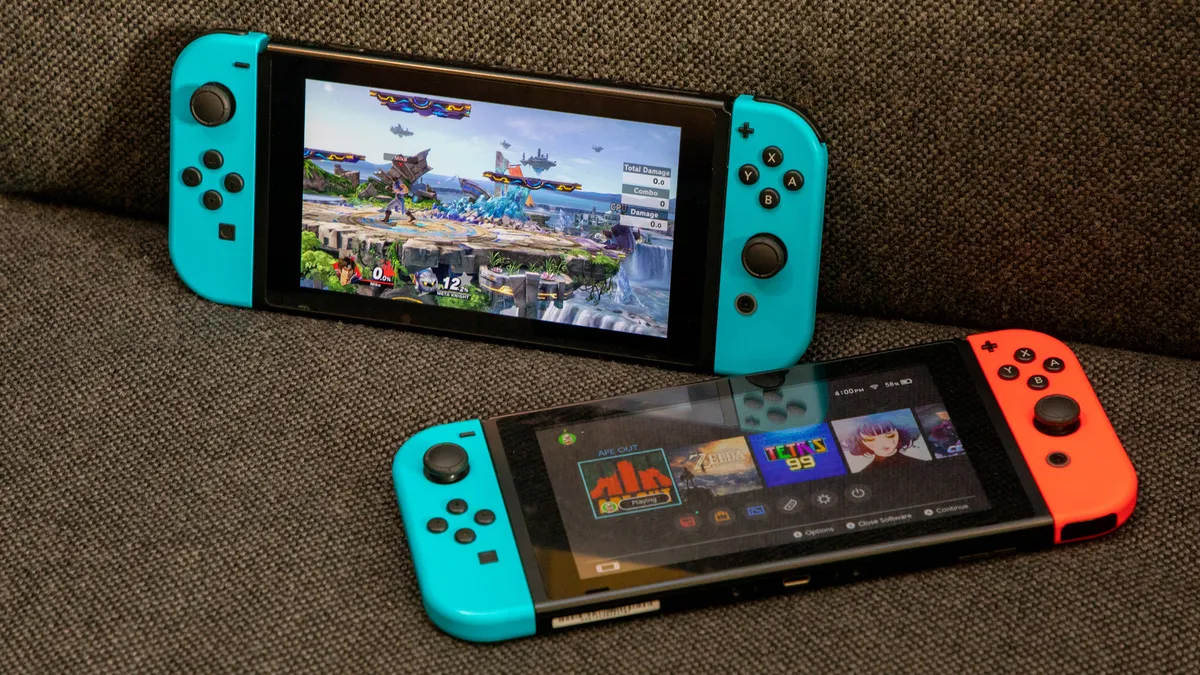 Δύο κονσόλες Nintendo Switch σε έναν καναπέ 