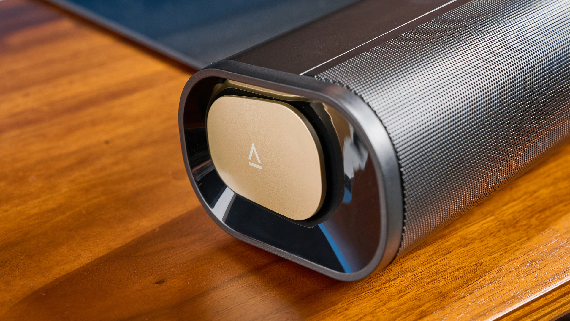 η δημιουργική μπάρα ήχου και το υπογούφερ της δημιουργικής σκηνής, ένα σύστημα οικιακού κινηματογράφου εξαιρετικά προϋπολογισμού με 2,1 κανάλια και ένα τηλεχειριστήριο που φωτογραφίζεται σε ξύλινη βάση τηλεόρασης με τηλεόραση πίσω