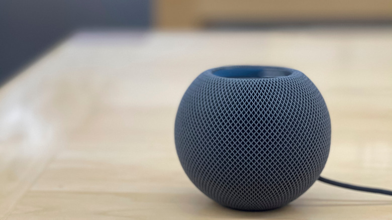 Το HomePod mini είναι συνδεδεμένο σε τραπέζι