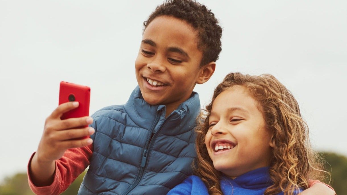Ρωτήσαμε, απάντησες: Σε ποια ηλικία τα παιδιά πρέπει να αρχίσουν να έχουν smartphone; Η κορυφαία απάντηση από την τελευταία μας δημοσκόπηση μπορεί να σας εκπλήξει