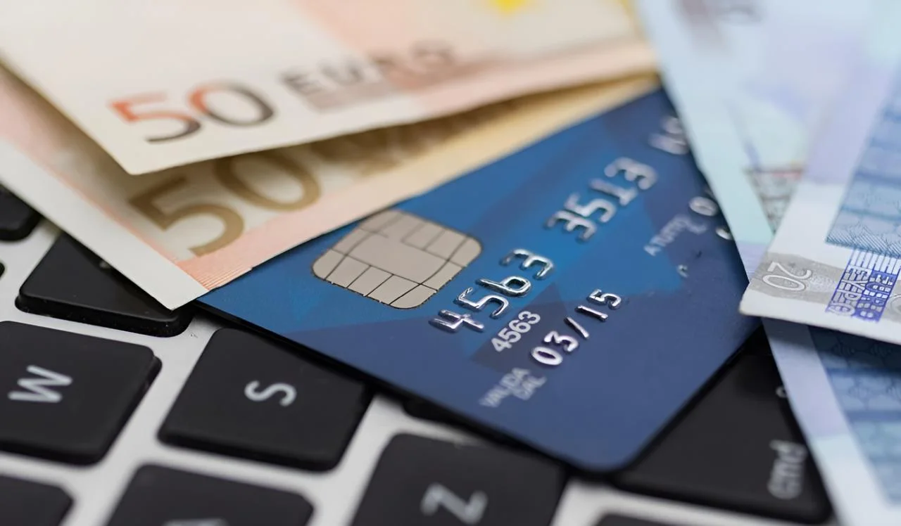 Καταφθάνει το Νέο Σκάνδαλο: Οριακή Αλλαγή με Μετρητά στην Ευρώπη το 2027!