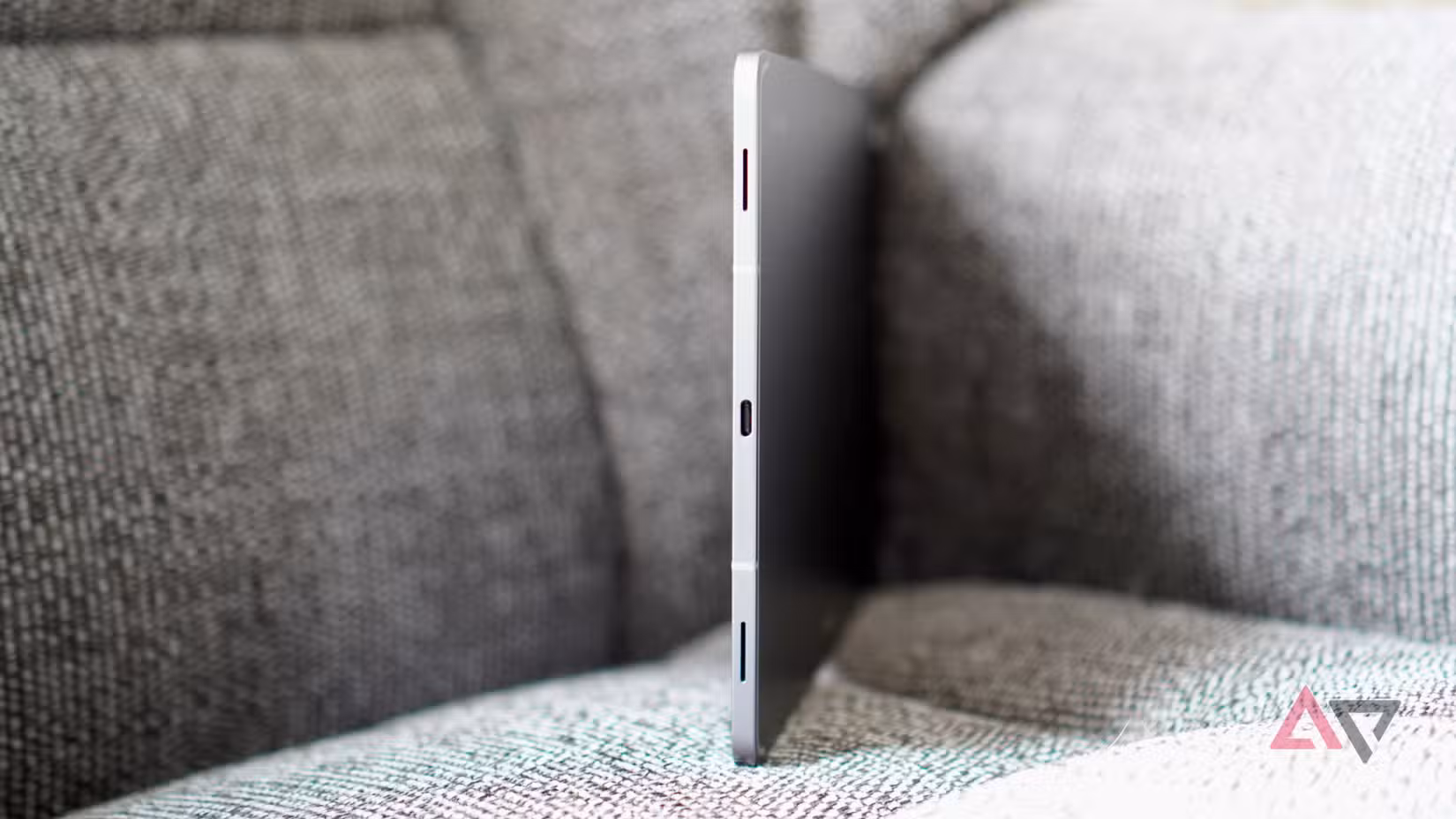 Τα ηχεία και η θύρα φόρτισης του Samsung Galaxy Tab S11